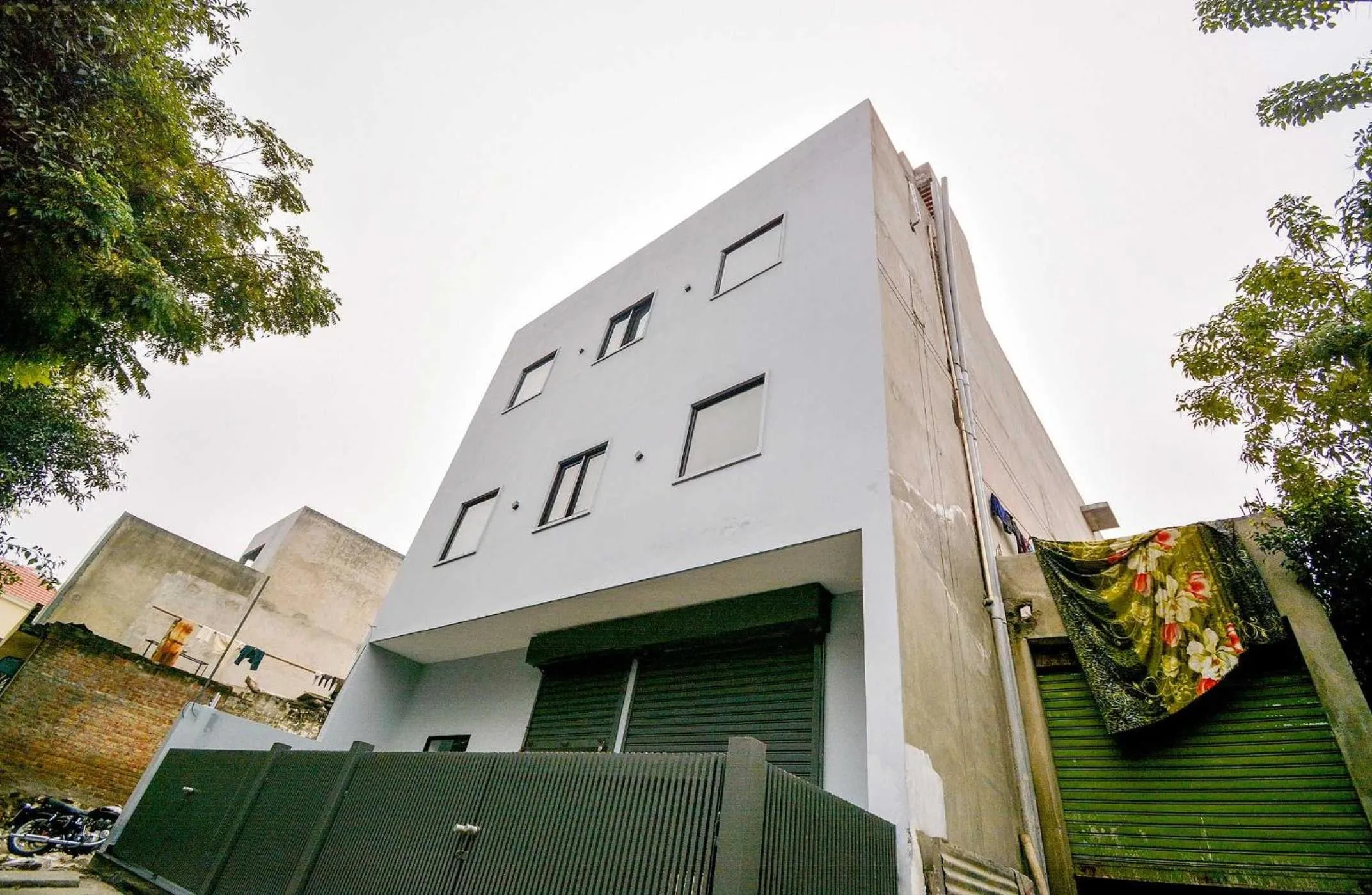 Facade/entrance in Hotel O White Solitaire