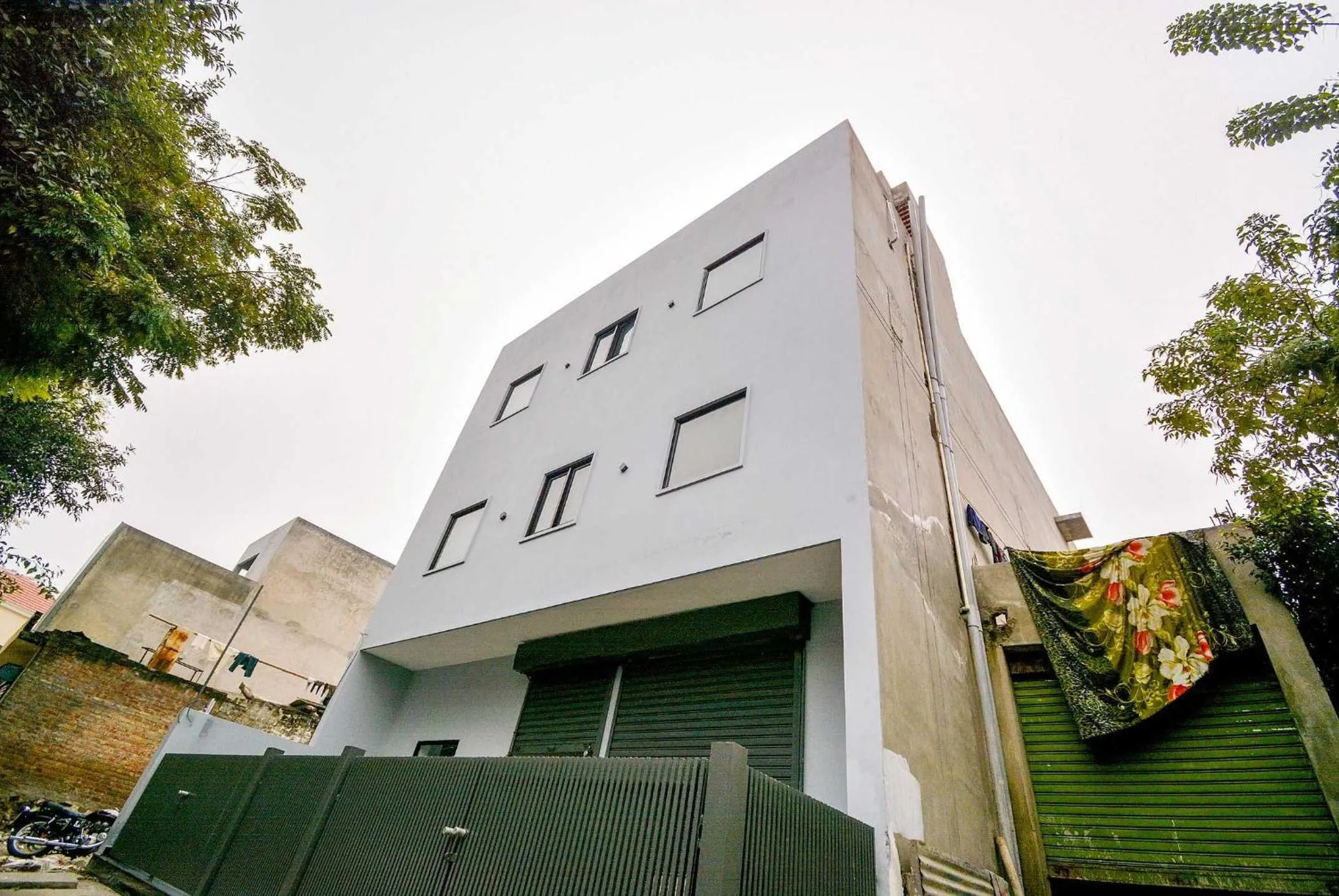 Facade/entrance in Hotel O White Solitaire