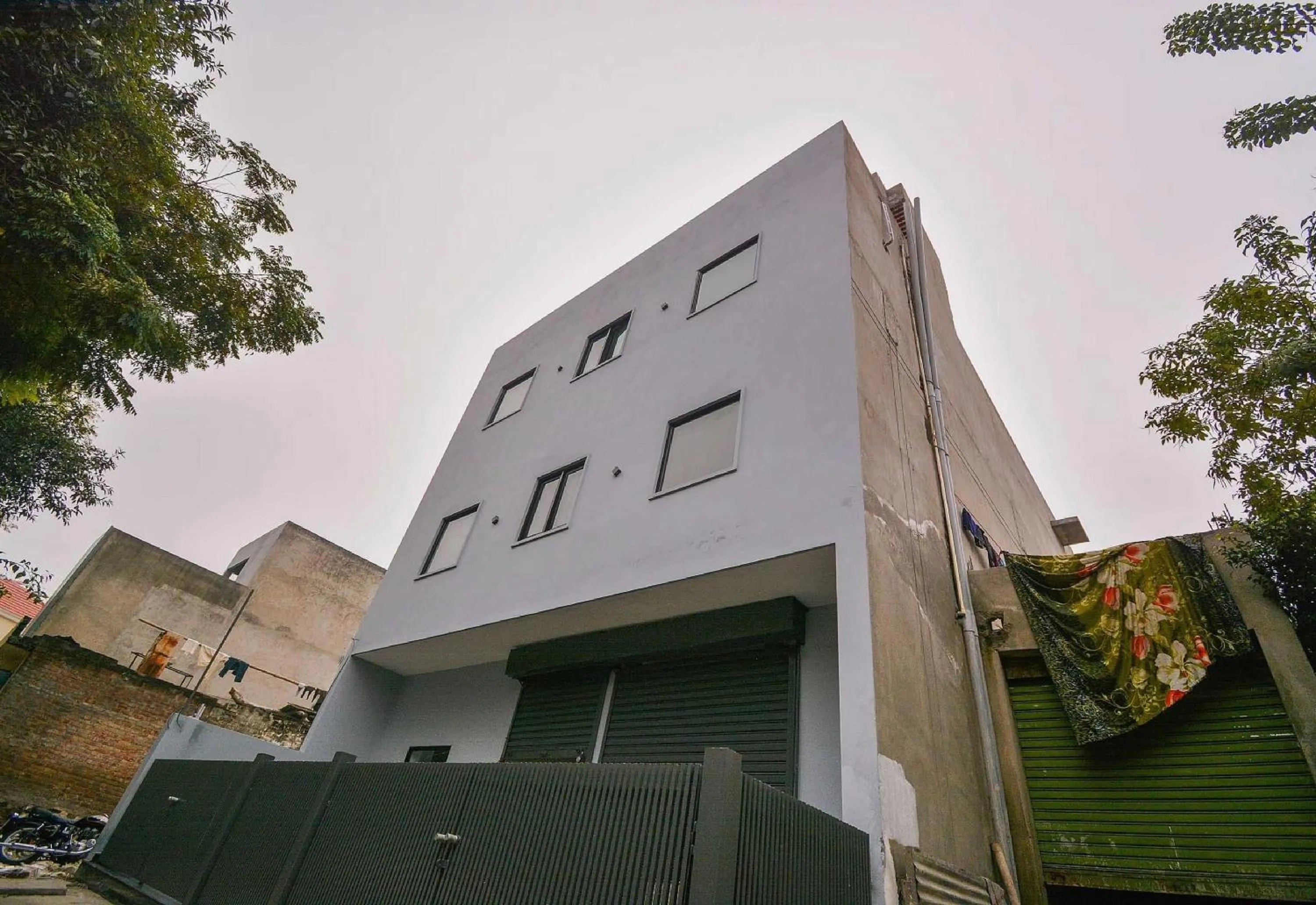 Facade/entrance in Hotel O White Solitaire