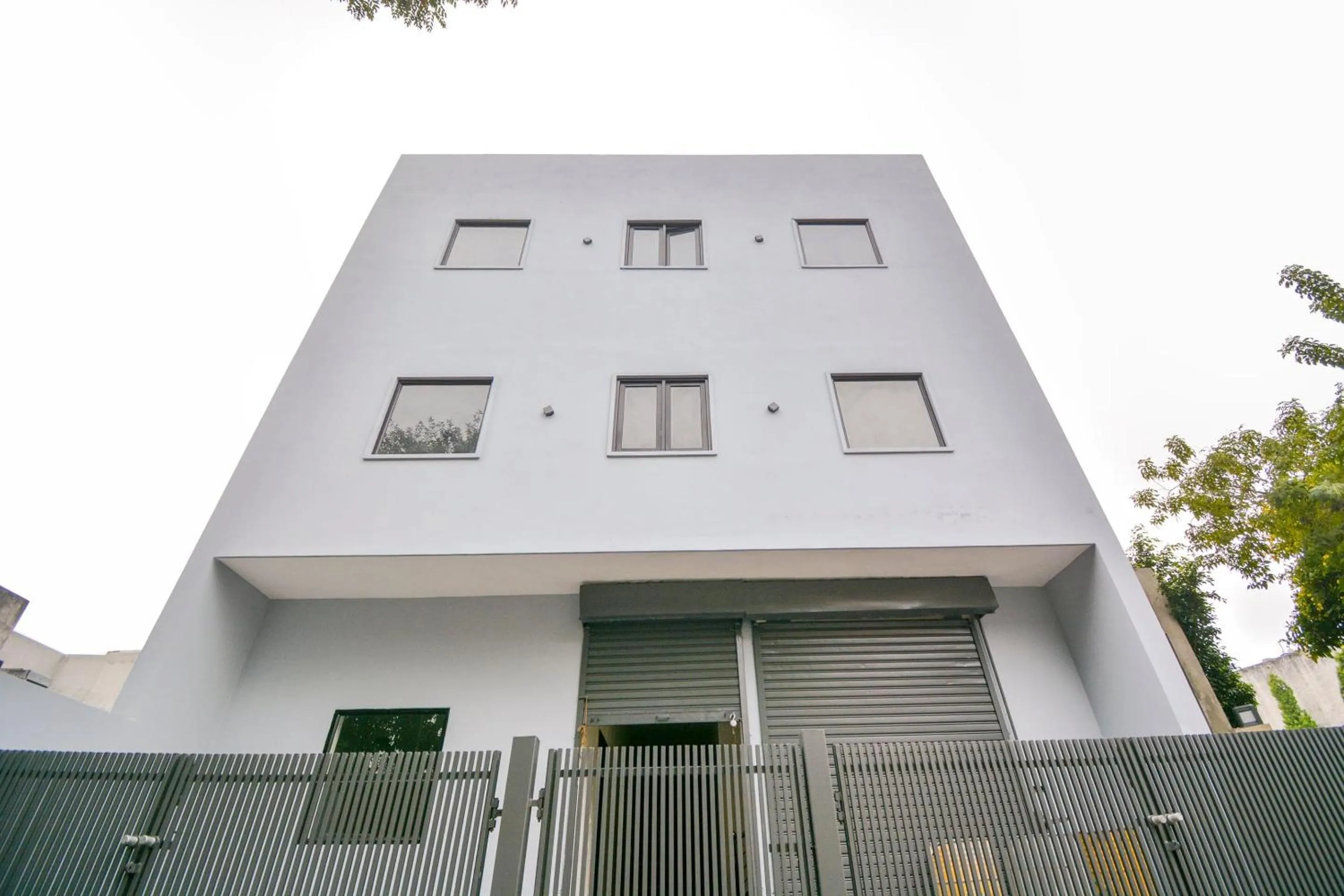 Facade/entrance in Hotel O White Solitaire