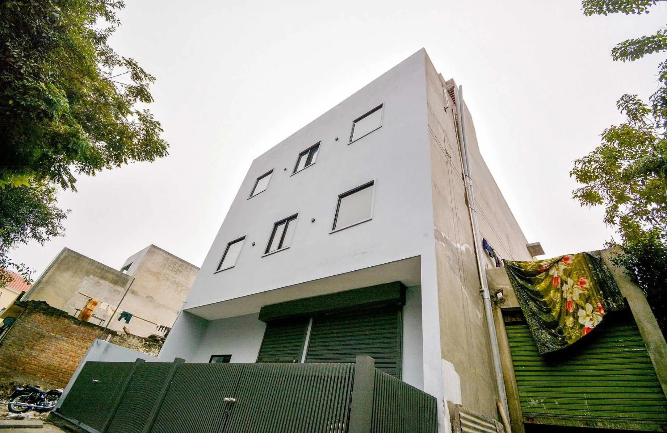 Facade/entrance in Hotel O White Solitaire