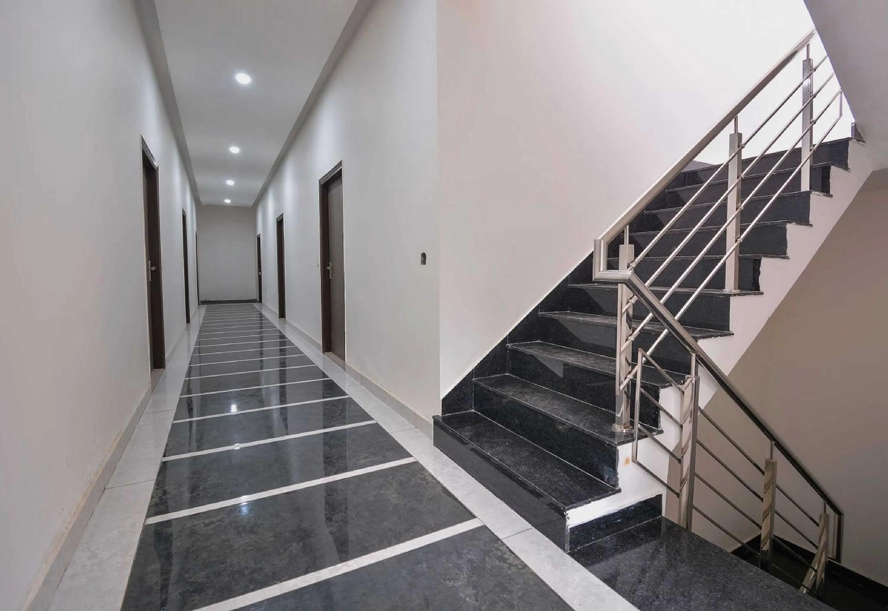 Lobby or reception in Hotel O White Solitaire