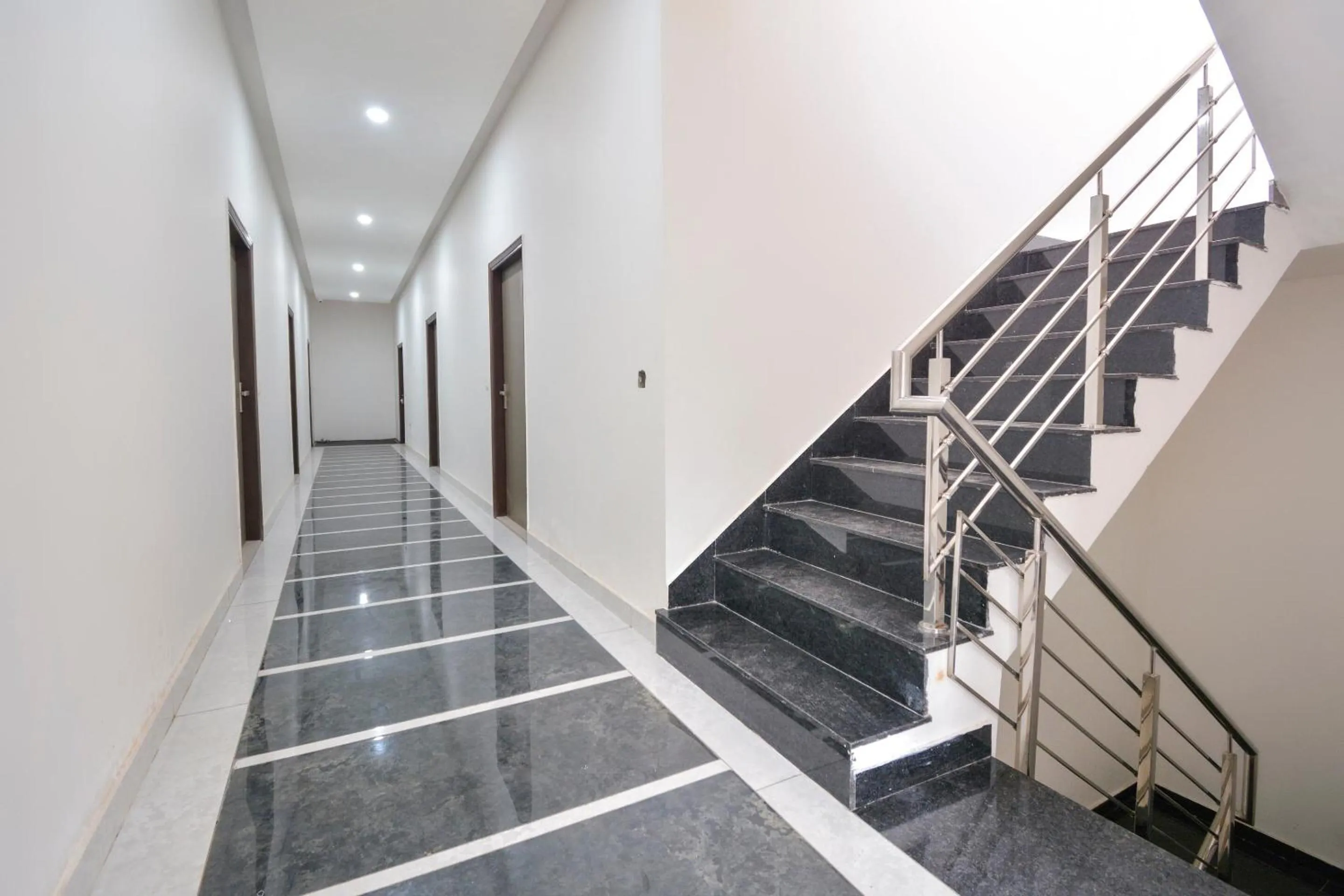 Lobby or reception in Hotel O White Solitaire