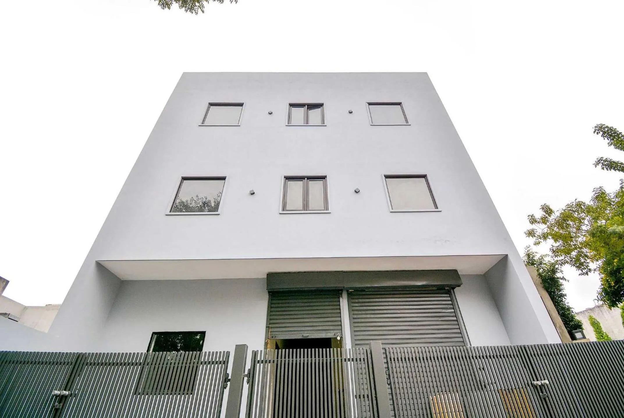 Facade/entrance in Hotel O White Solitaire