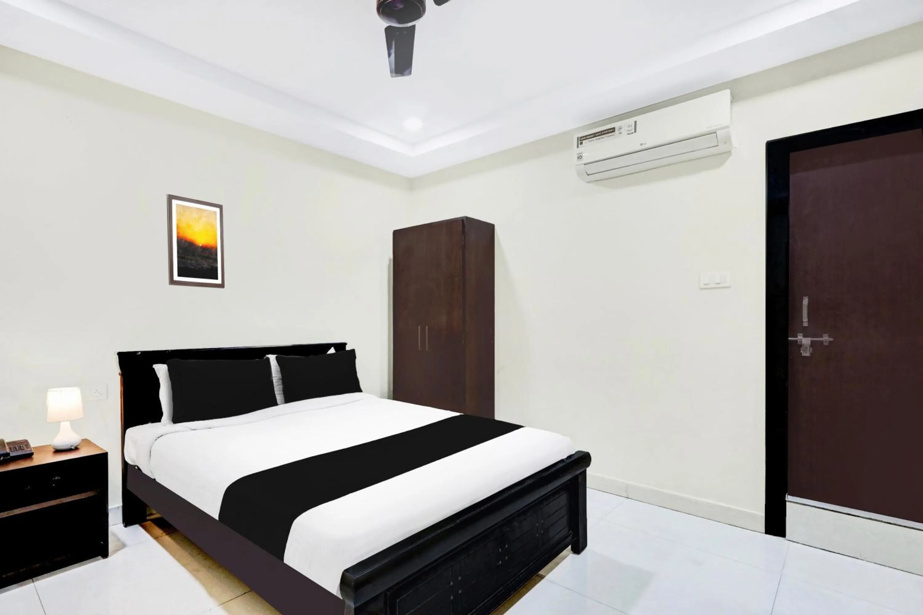 Bedroom, Bed in Super Townhouse Daba Garden Road