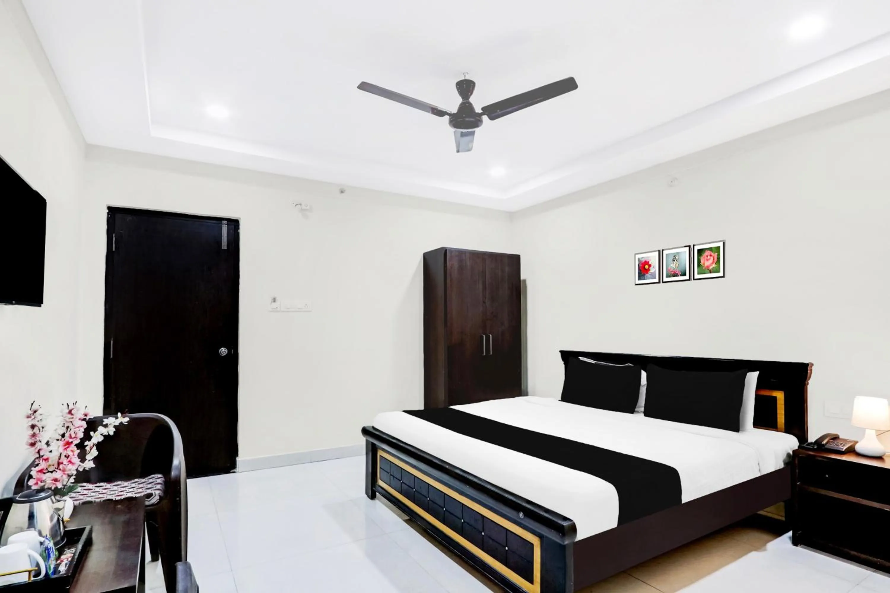 Bedroom, Bed in Super Townhouse Daba Garden Road