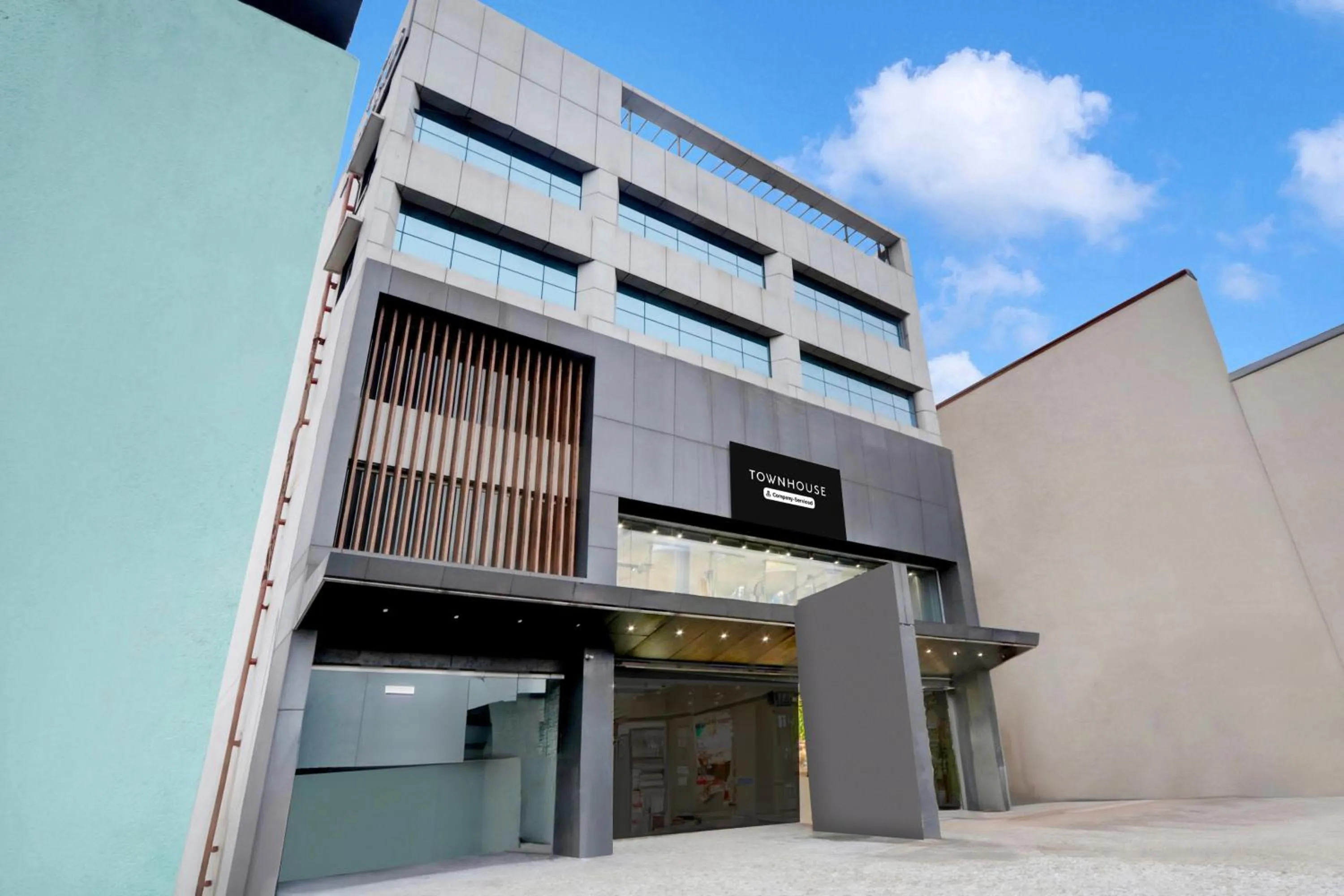 Facade/entrance in Super Townhouse Daba Garden Road