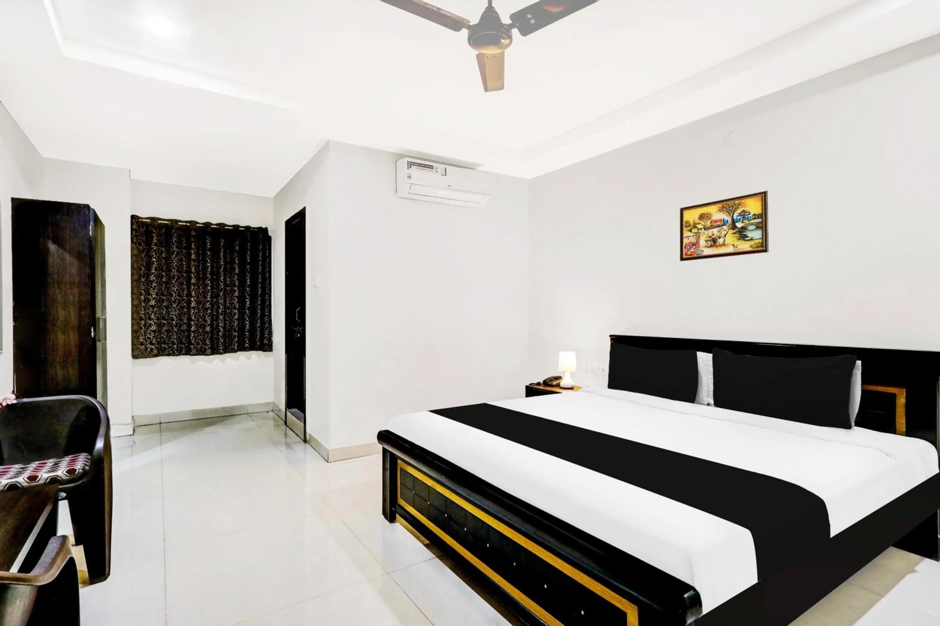 Bedroom, Bed in Super Townhouse Daba Garden Road