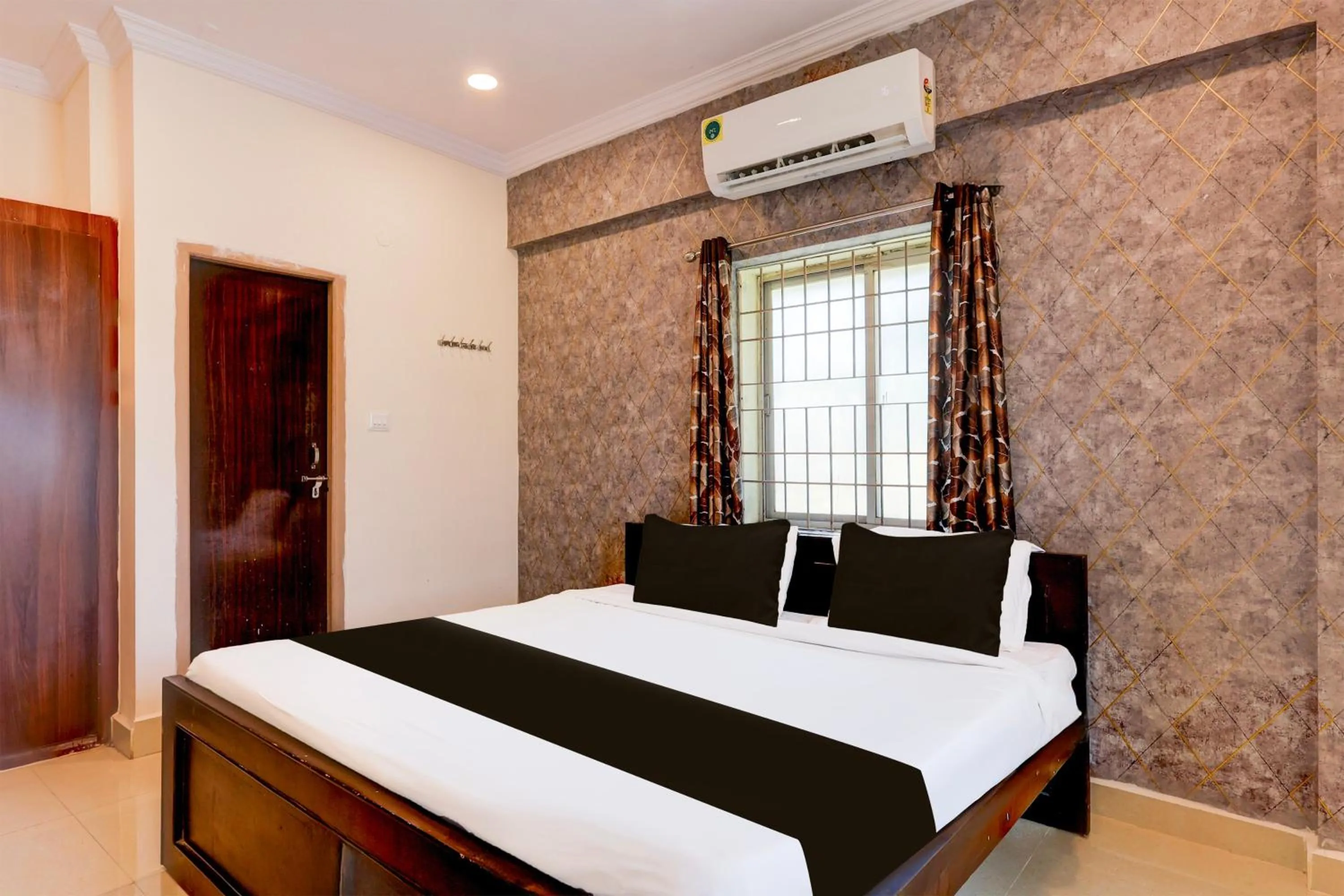 Bedroom, Bed in Super Hotel O Rushikonda Beach