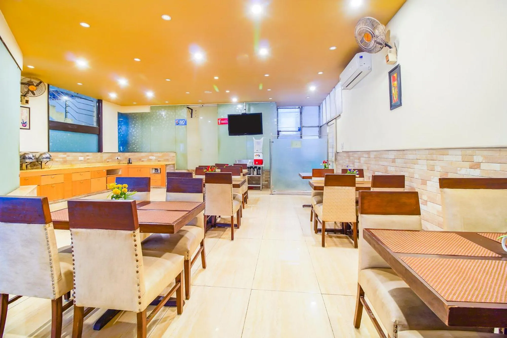 Restaurant/places to eat in FabHotel Marble Arch Karol Bagh