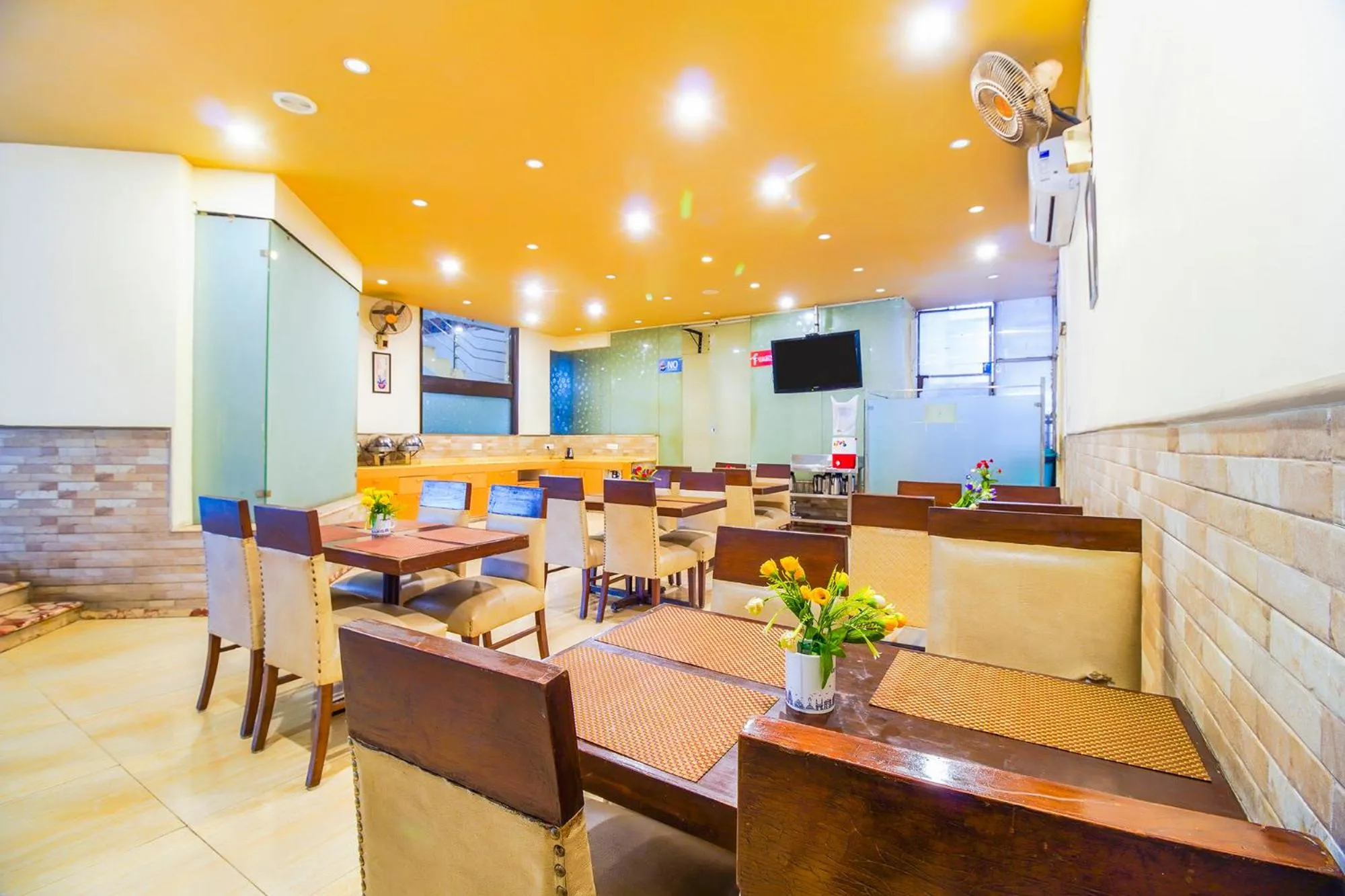 Restaurant/places to eat in FabHotel Marble Arch Karol Bagh