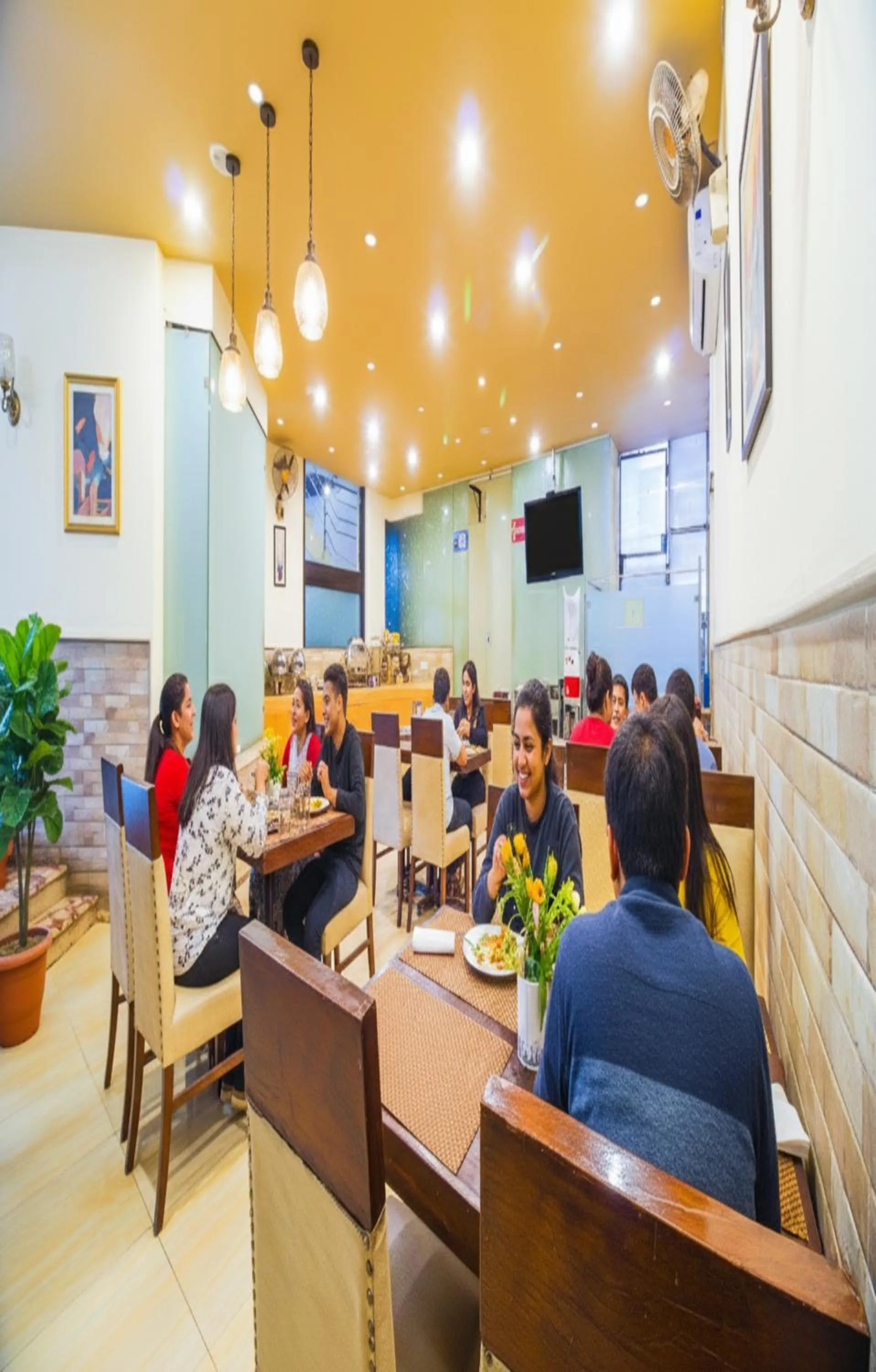 Restaurant/places to eat in FabHotel Marble Arch Karol Bagh