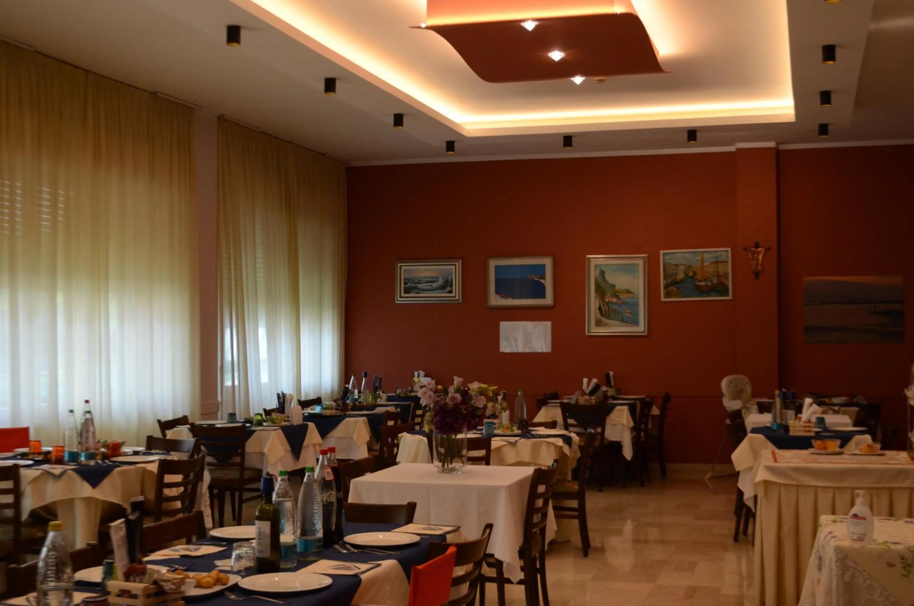 Restaurant/places to eat in Hotel Boston