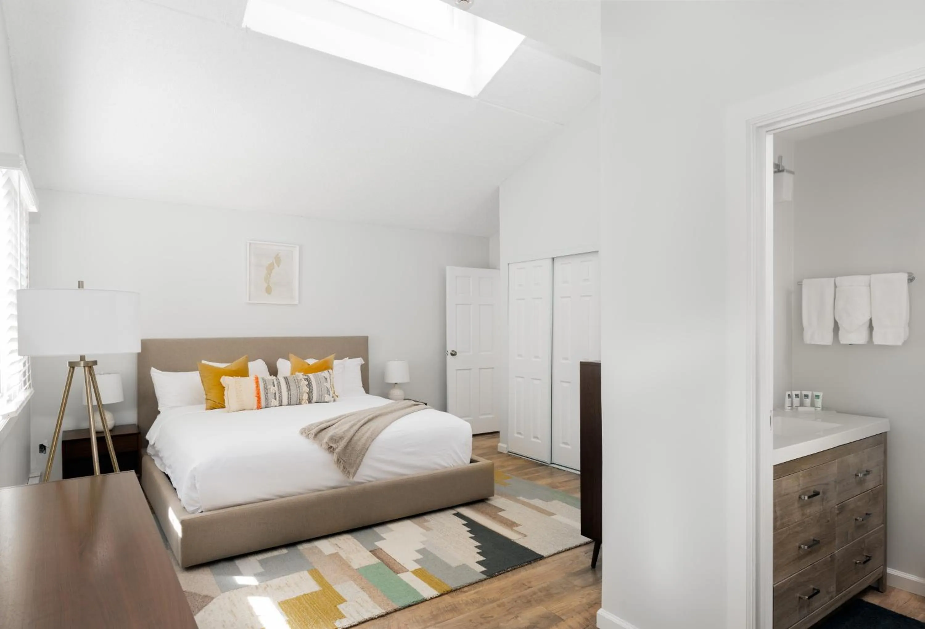 Photo of the whole room, Bed in Evergreen Lodge at Vail