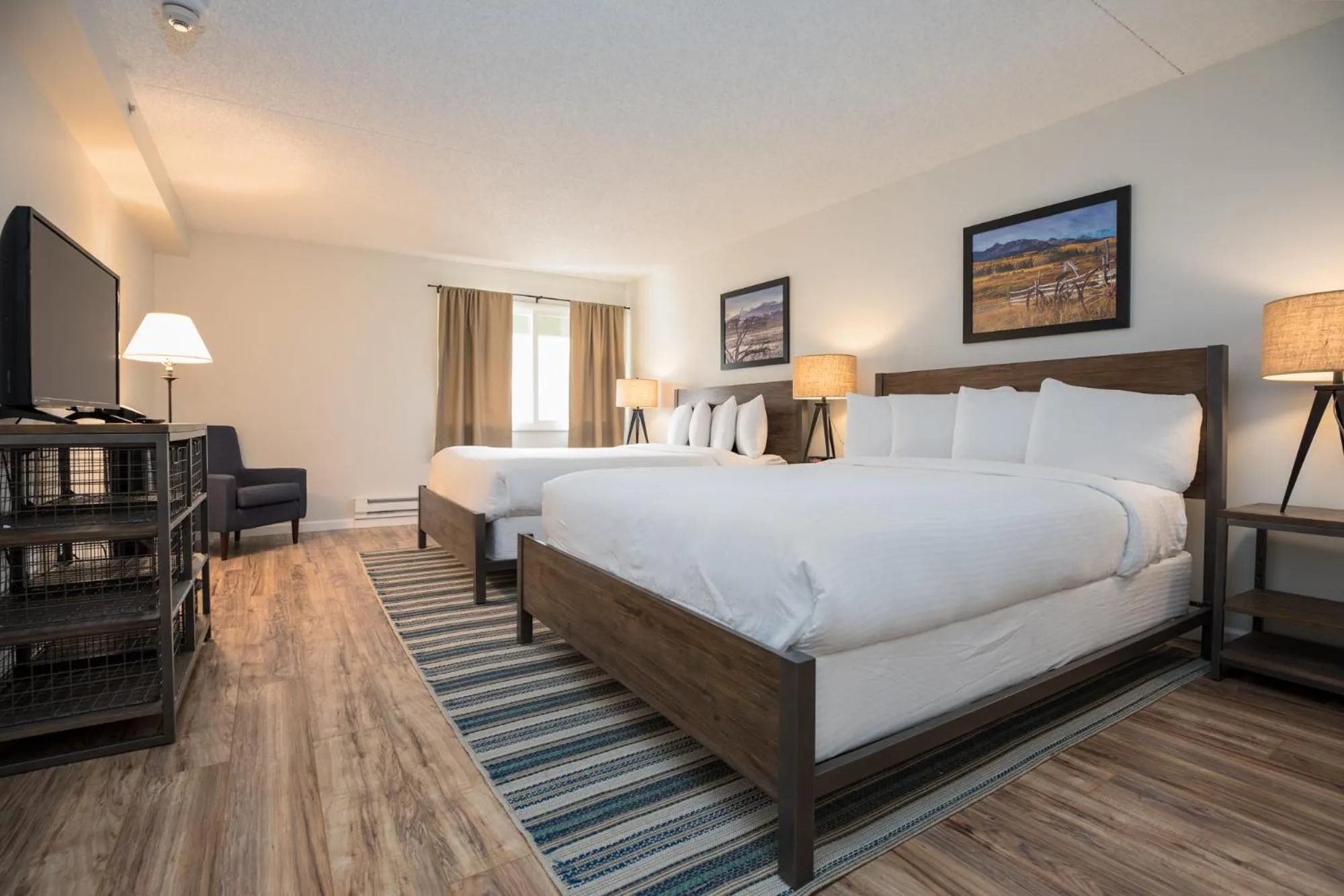 Photo of the whole room, Bed in Evergreen Lodge at Vail