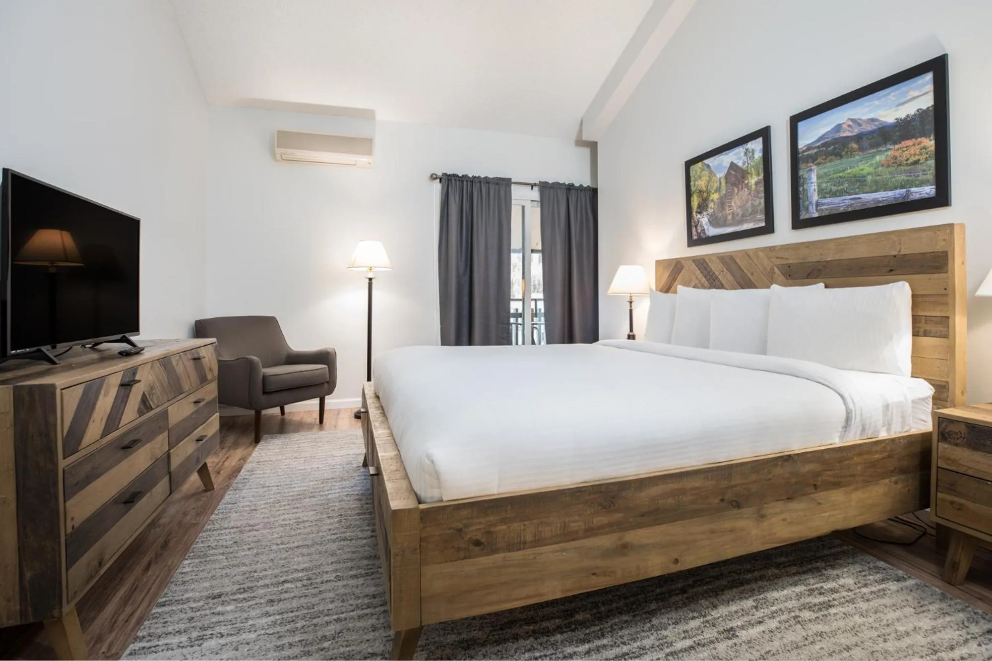 Photo of the whole room, Bed in Evergreen Lodge at Vail