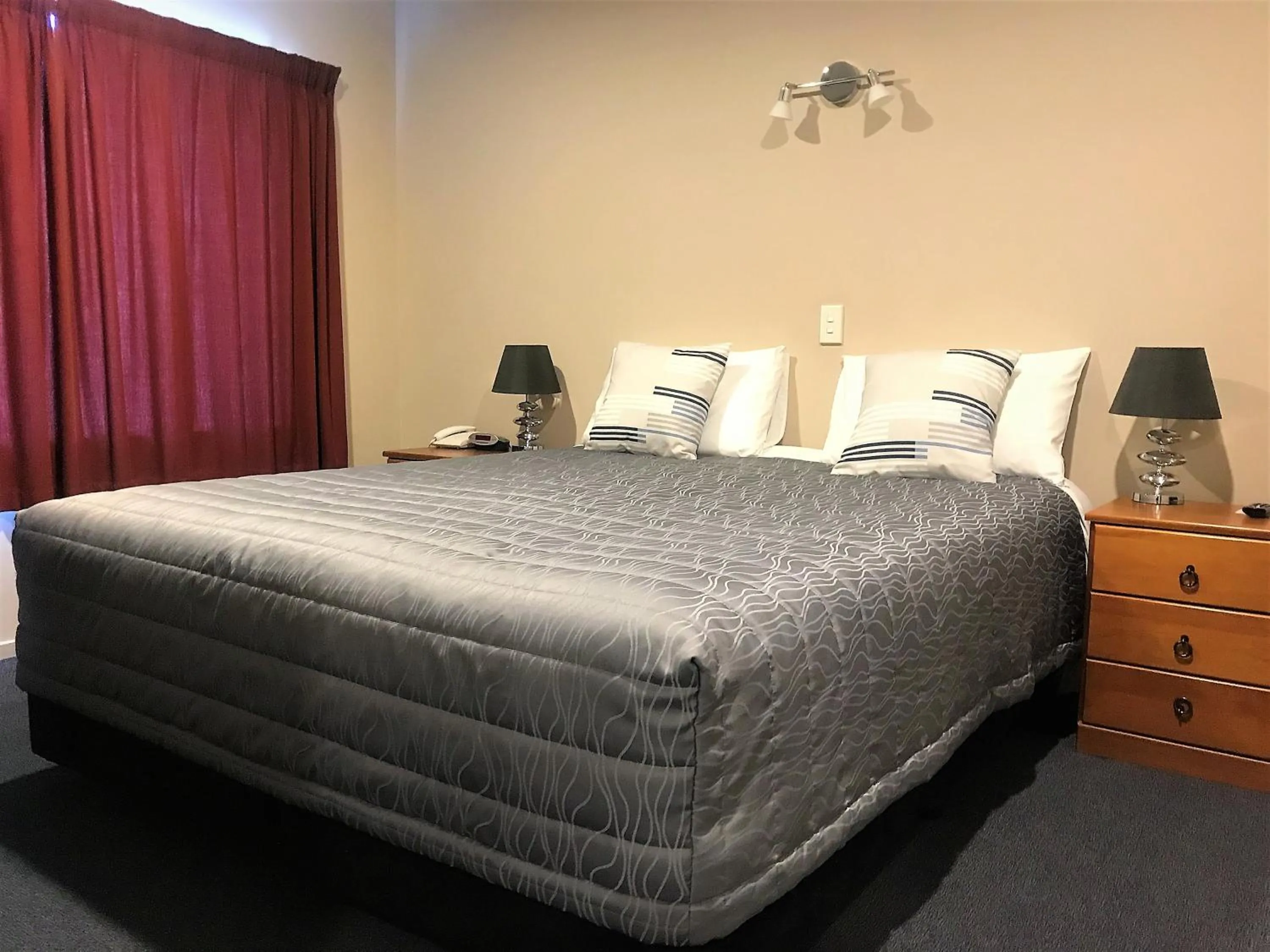 Bedroom, Bed in Phoenix Motels