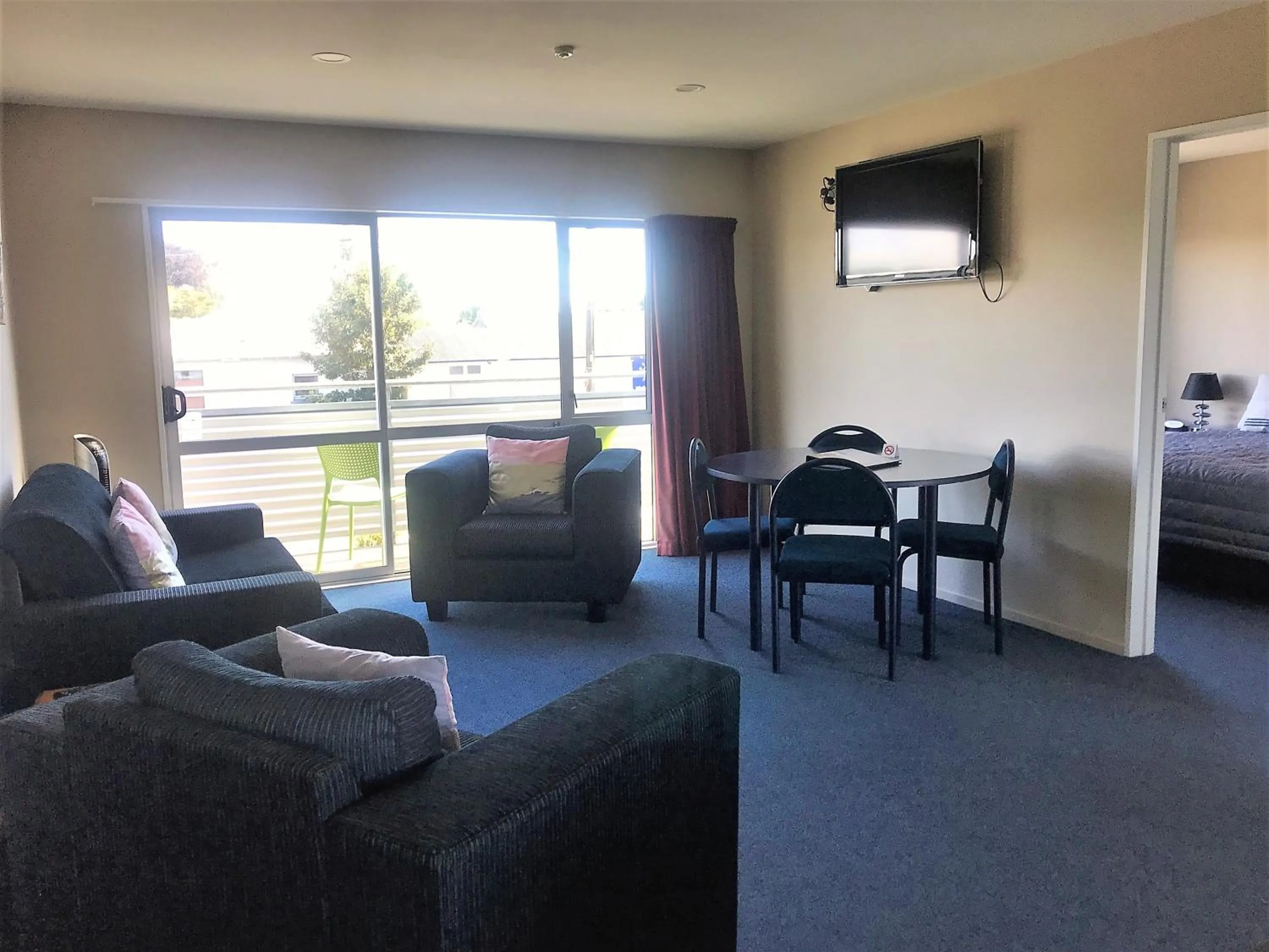 Living room, Bed in Phoenix Motels