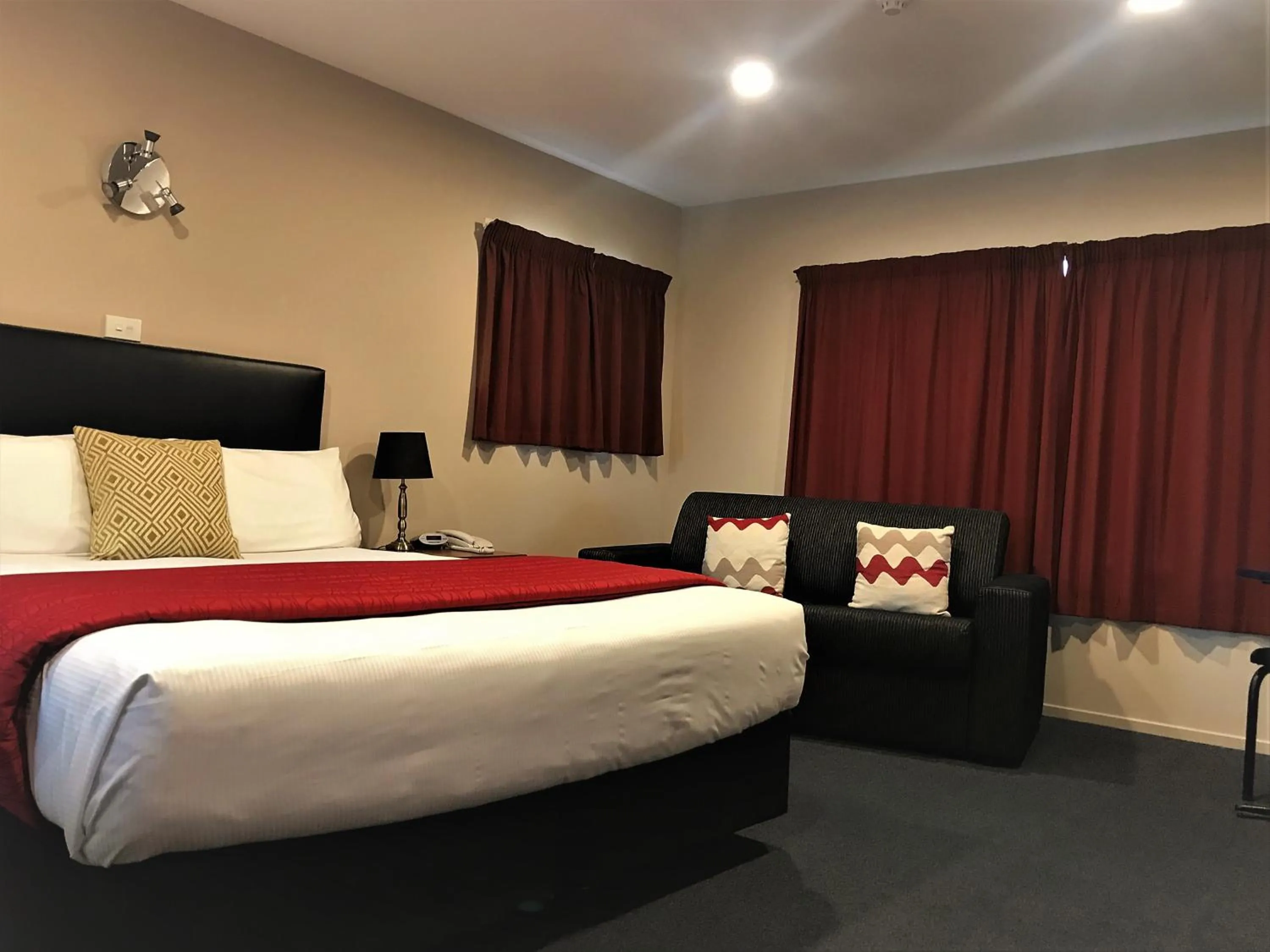 Bedroom, Bed in Phoenix Motels