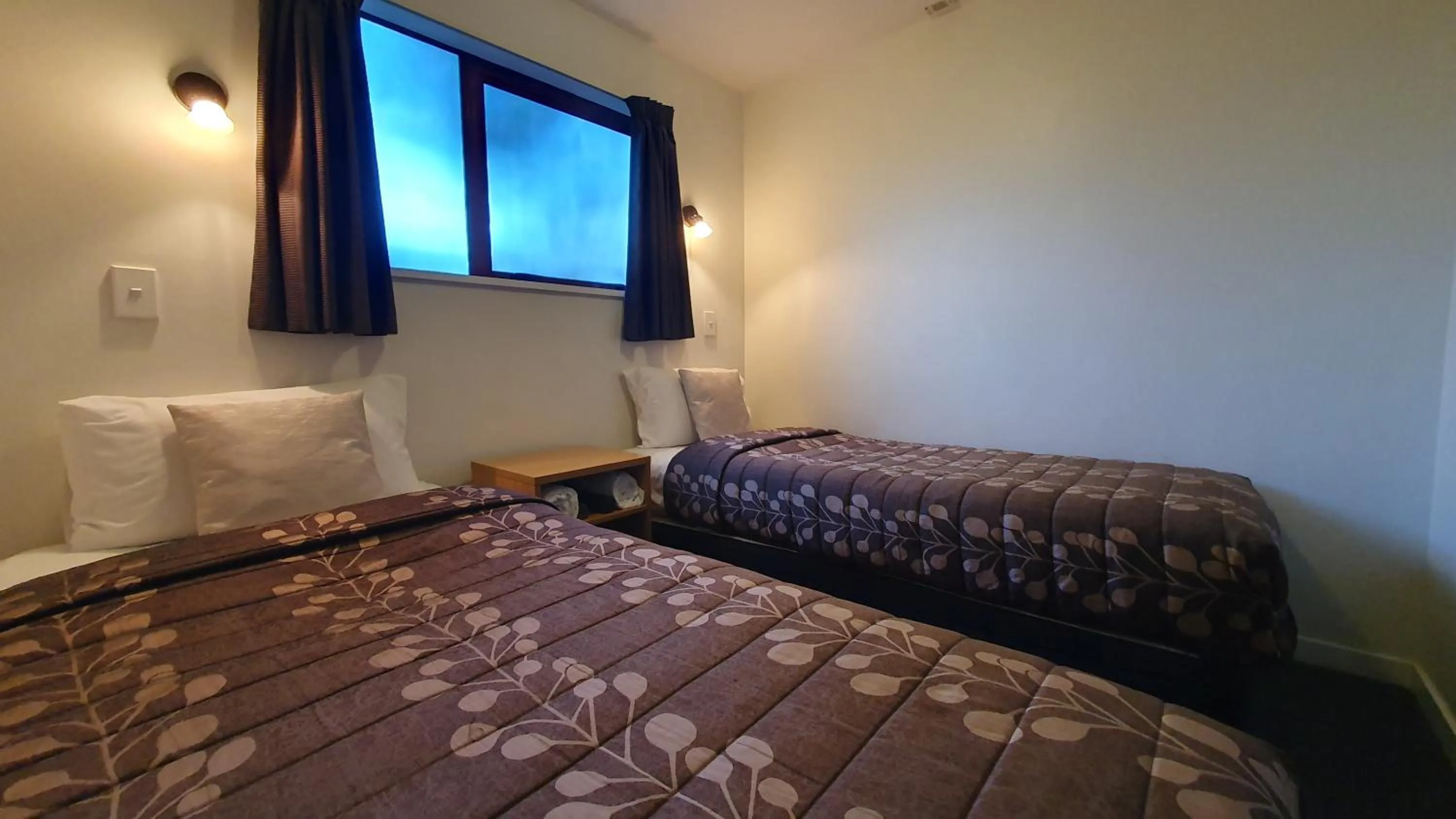 Bedroom, Bed in Airways Motel