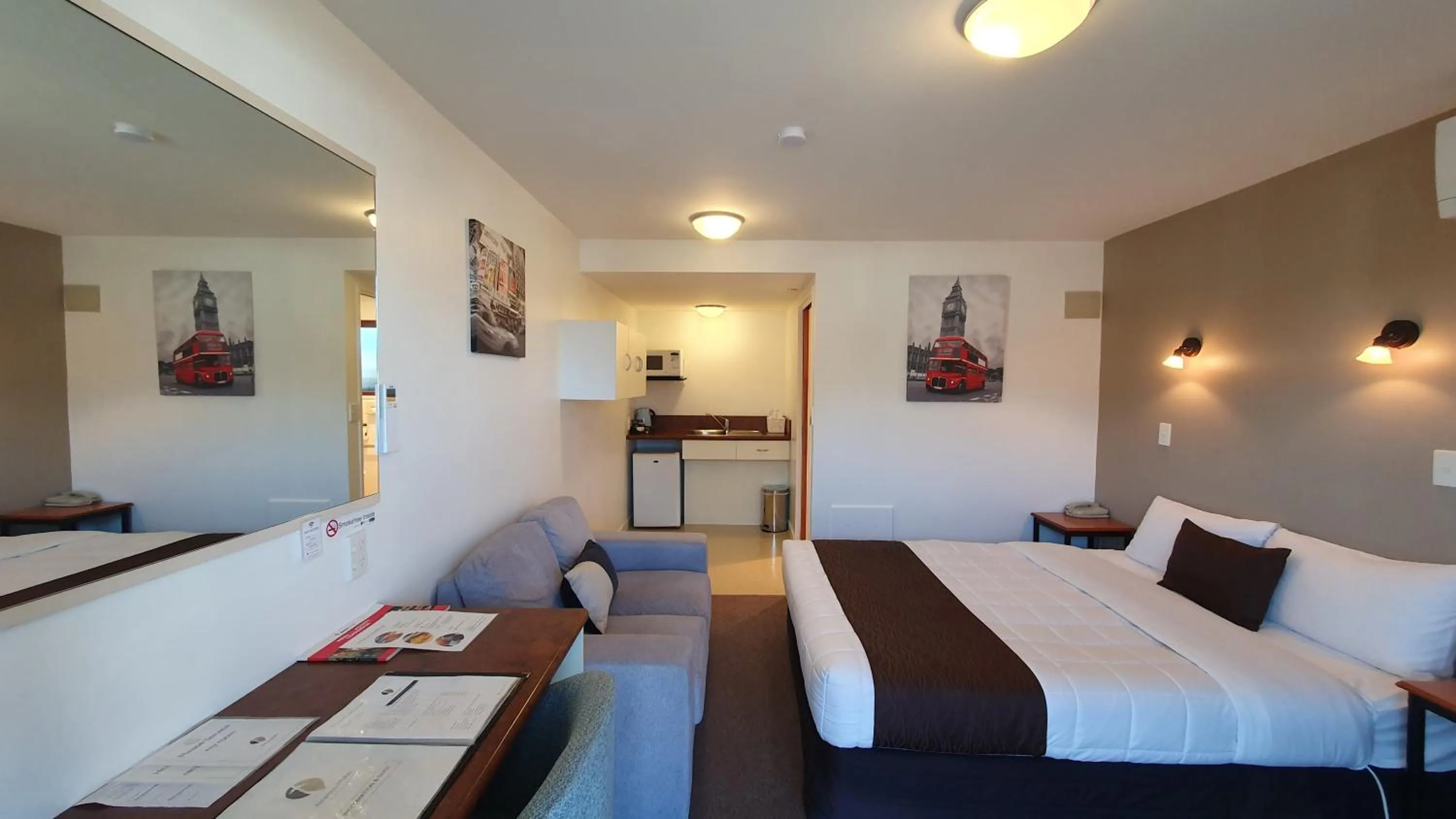 Photo of the whole room, Bed in Airways Motel