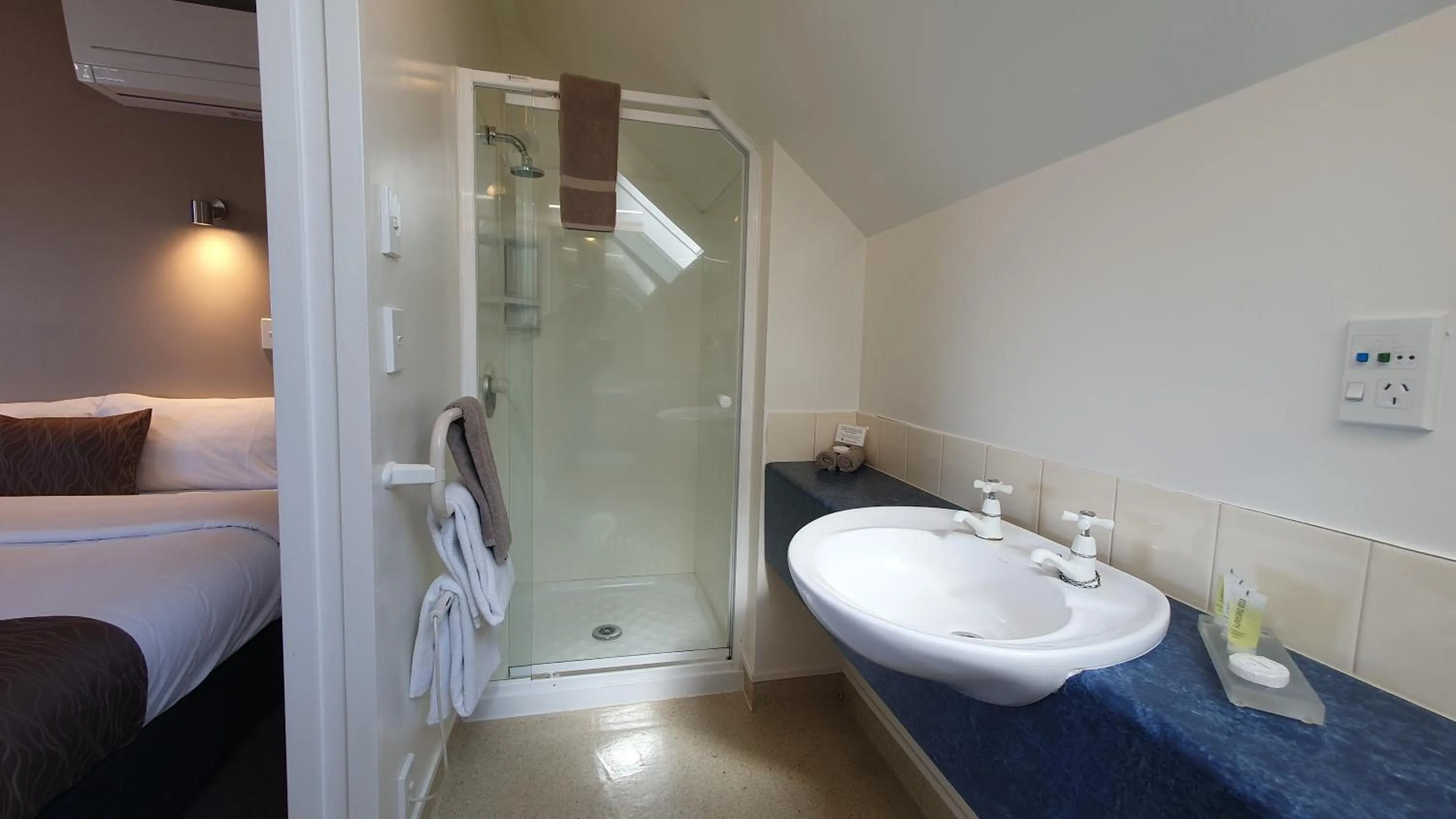 Shower, Bed in Airways Motel