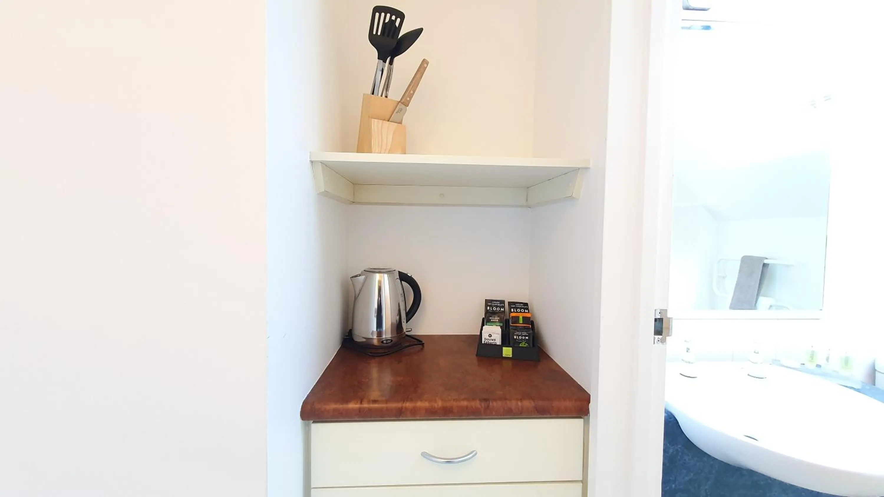 Coffee/tea facilities in Airways Motel