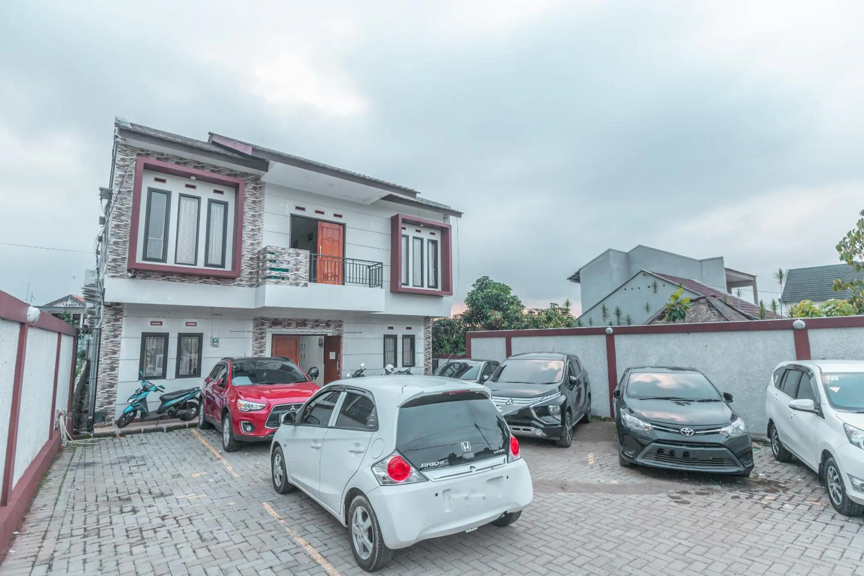 Facade/entrance in OYO Life 2335 Kos 89