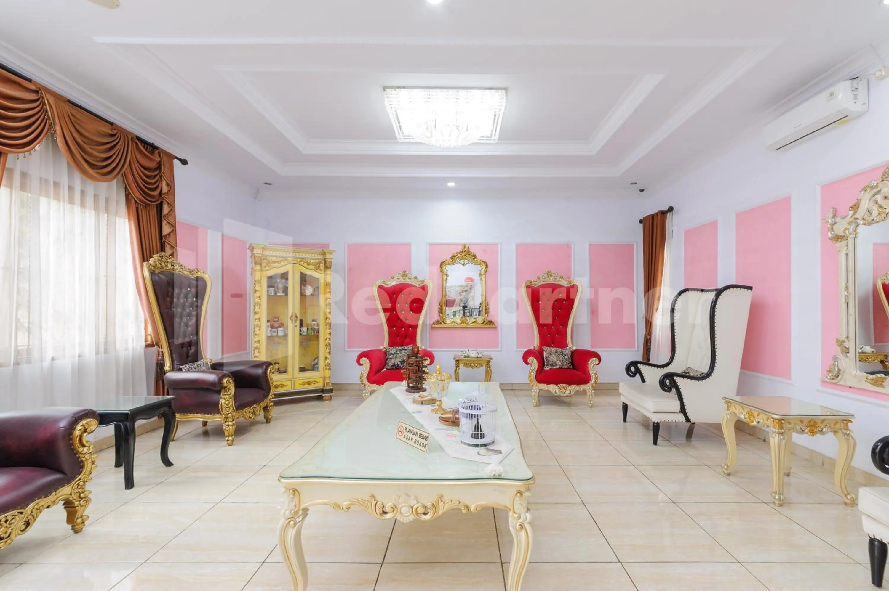 Lobby or reception in Pondok Cimanggu Syariah Mitra RedDoorz