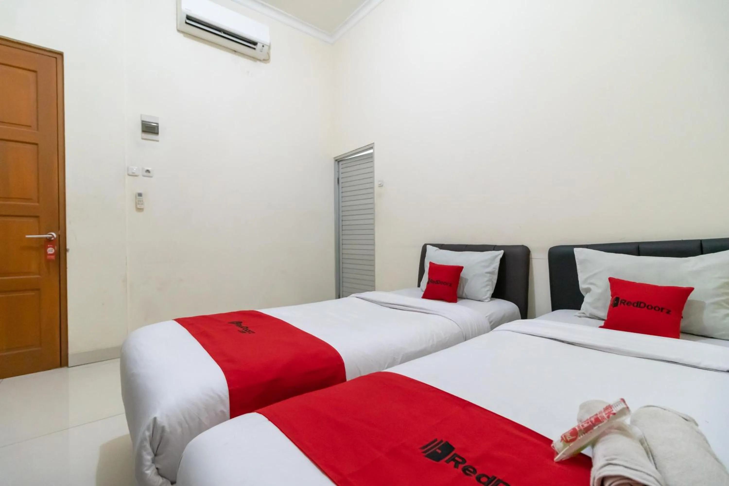 Bedroom, Bed in RedDoorz near Universitas Esa Unggul Bekasi Harapan Indah