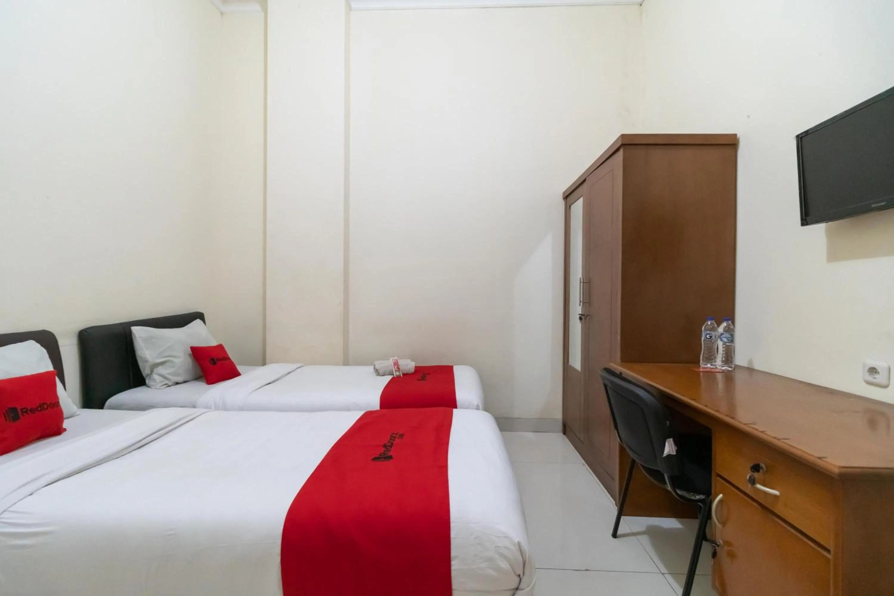 Bedroom, Bed in RedDoorz near Universitas Esa Unggul Bekasi Harapan Indah