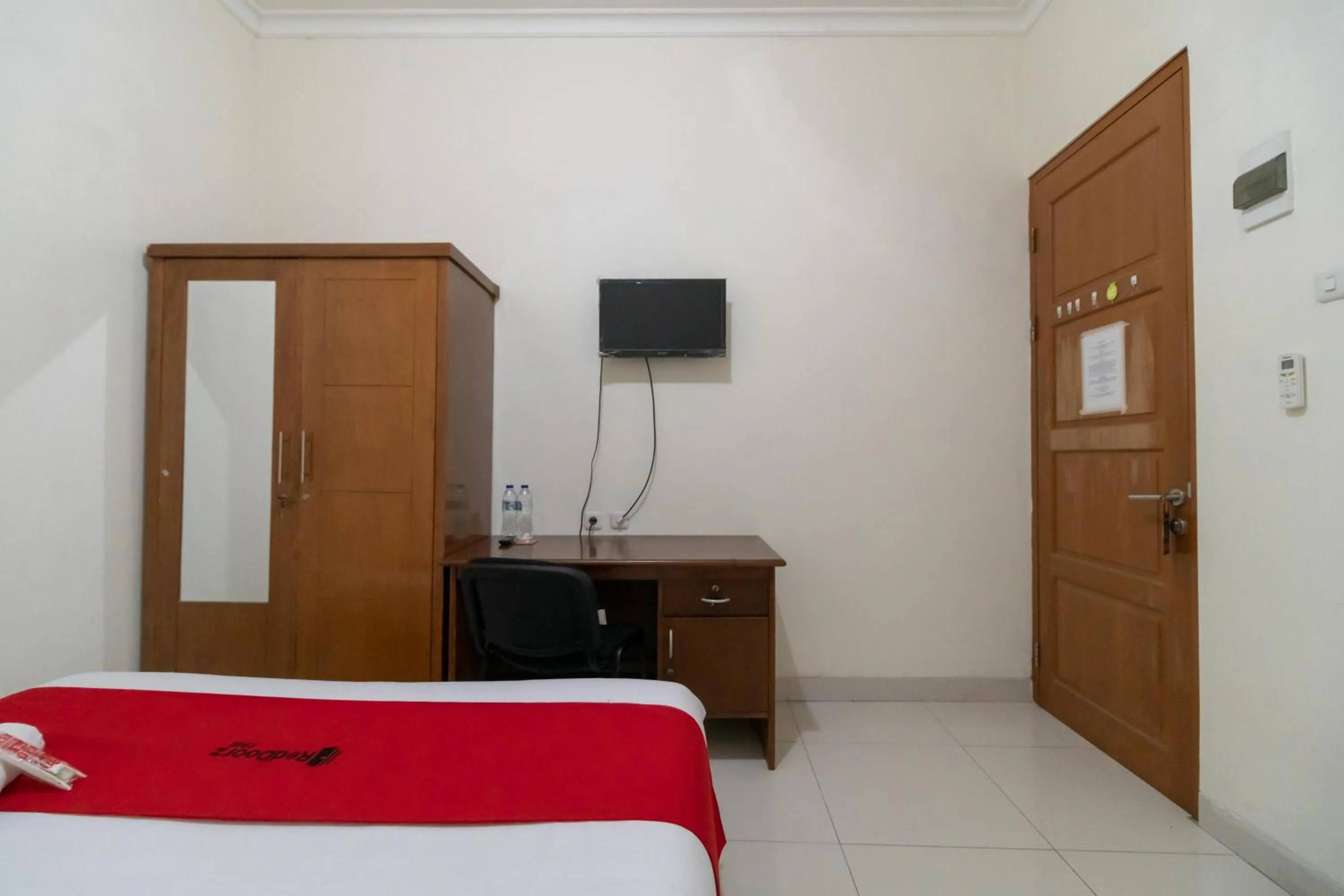 TV and multimedia, Bed in RedDoorz near Universitas Esa Unggul Bekasi Harapan Indah