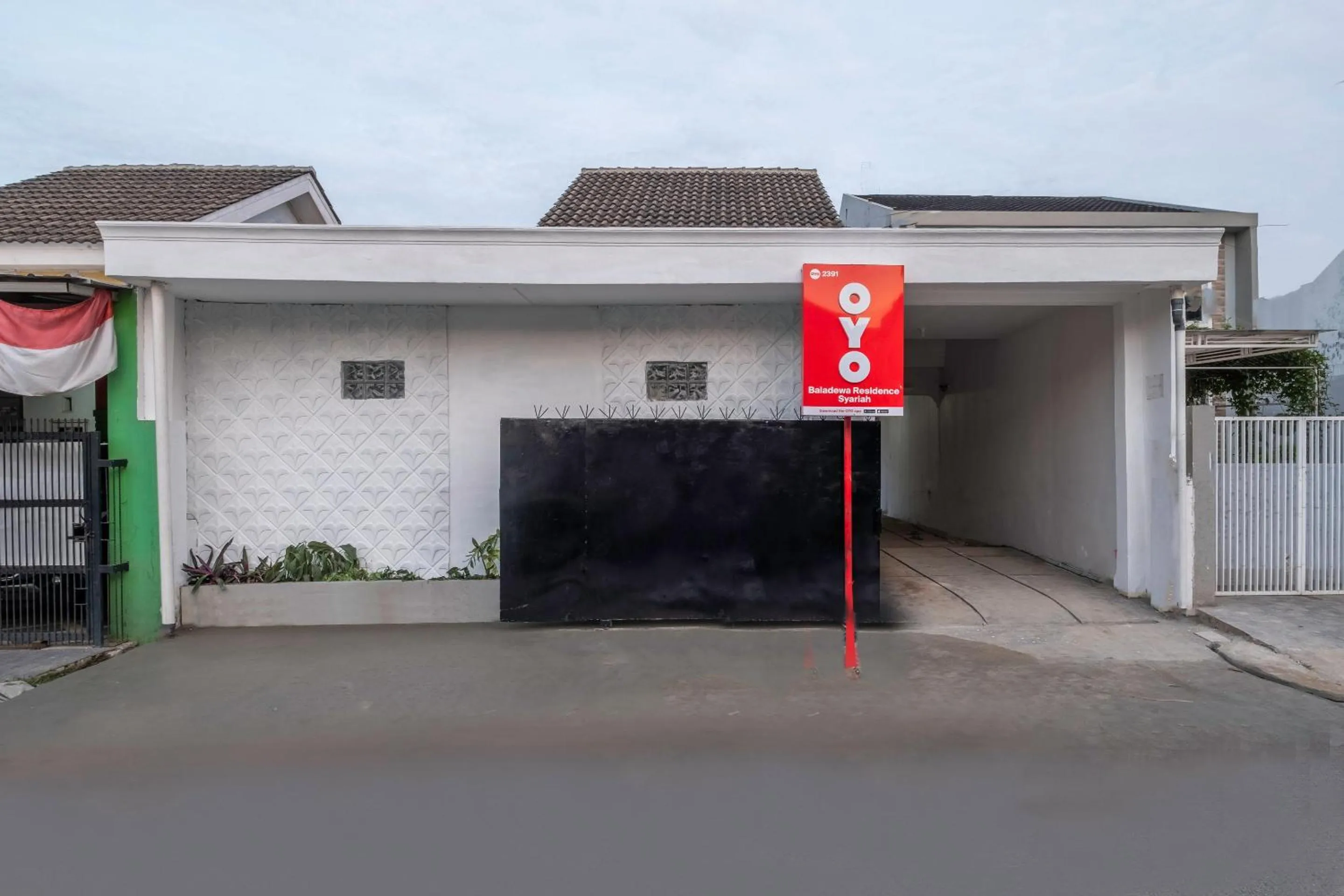 Facade/entrance in OYO Life 2391 Baladewa Residence Syariah