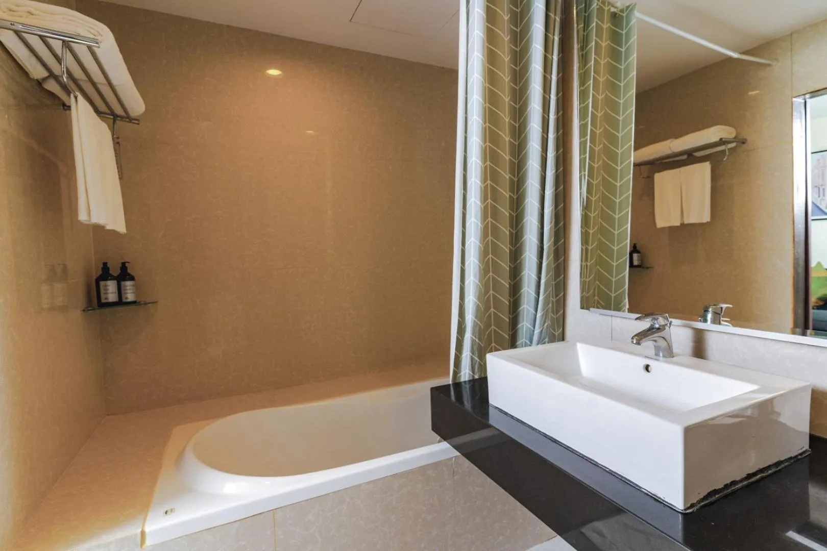 Bathroom, Bed in Tamarind Garden Hotel