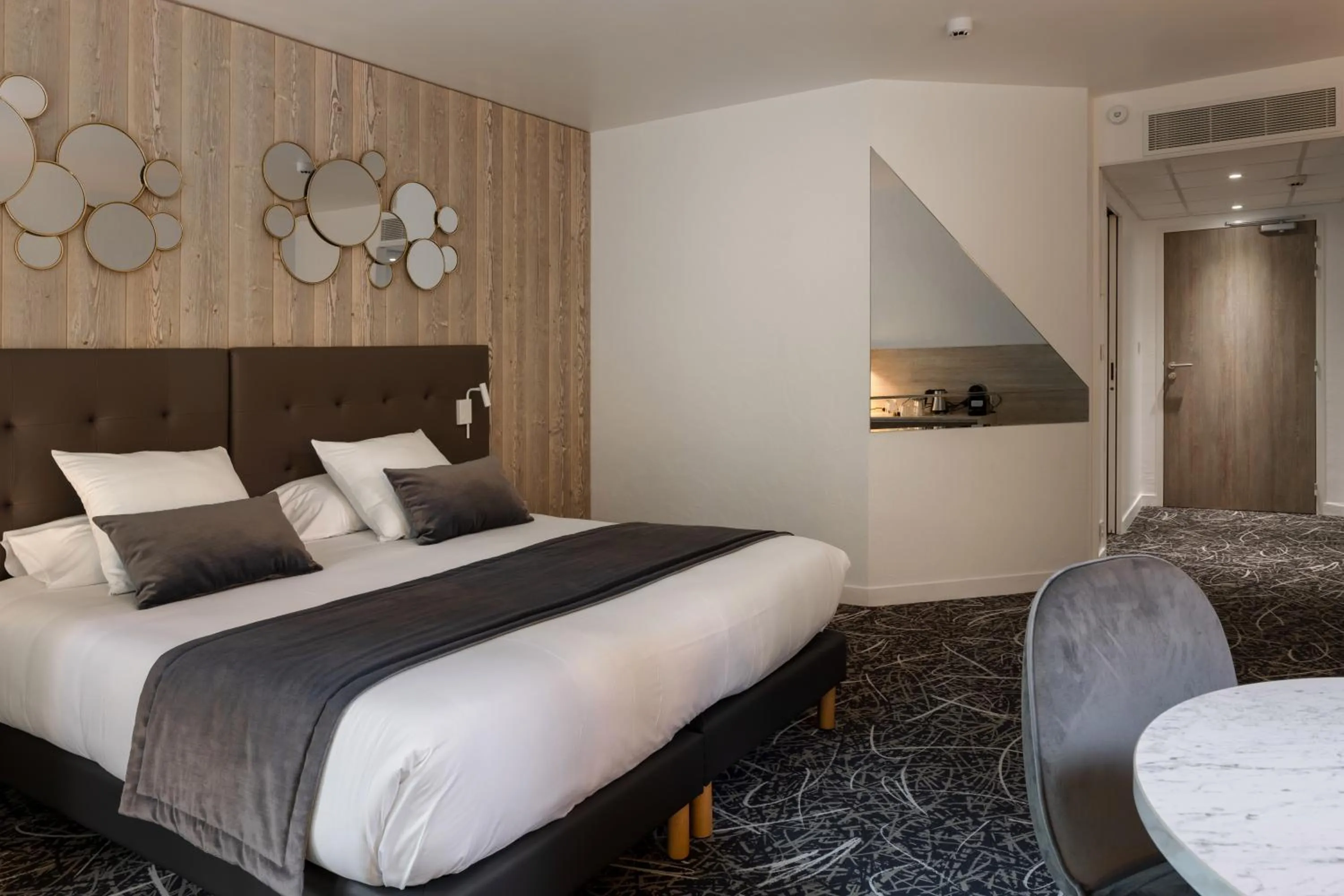 Bed in Logis Hôtel Parenthèse, Restaurant & Spa