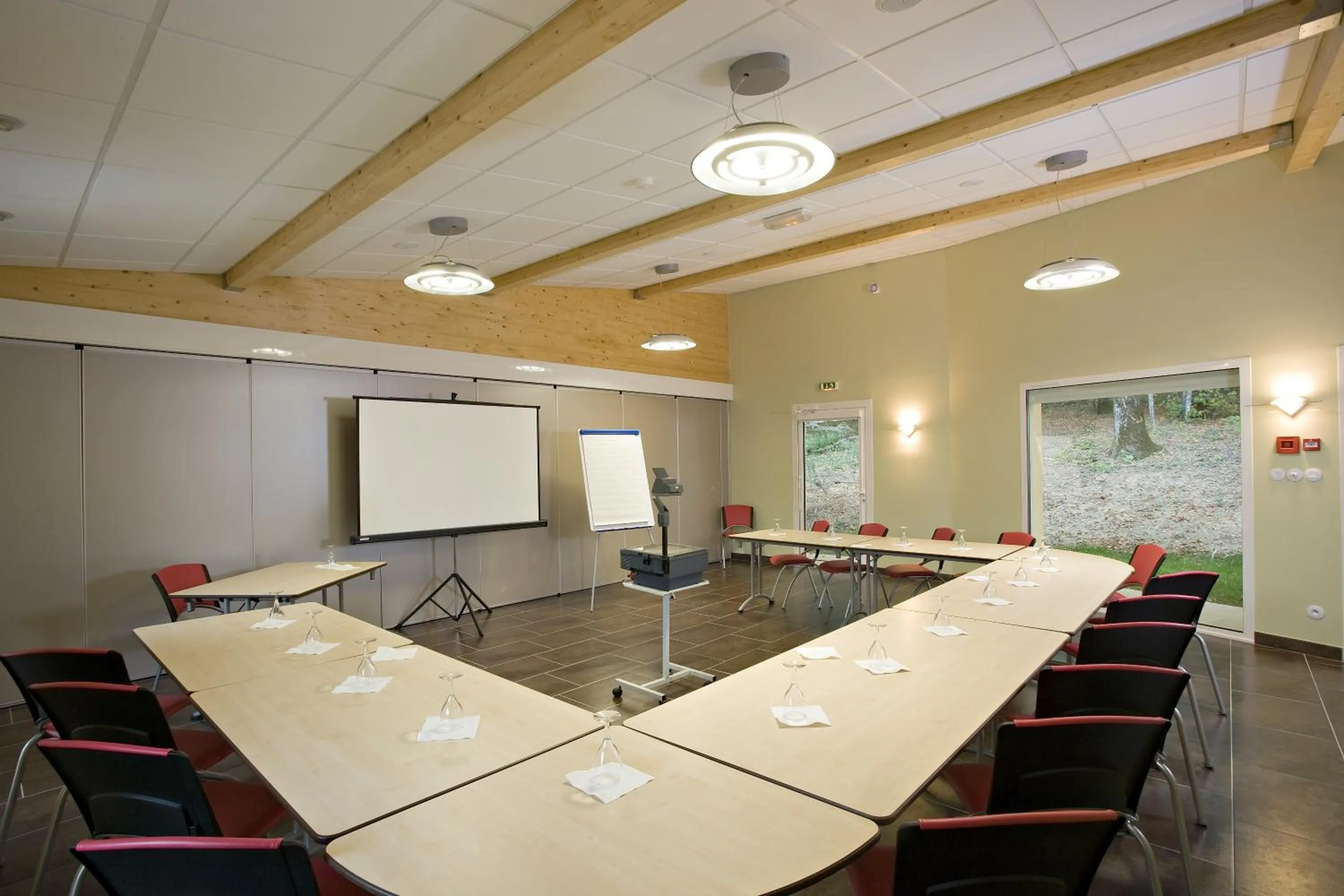 Business facilities in Logis Hôtel Parenthèse, Restaurant & Spa