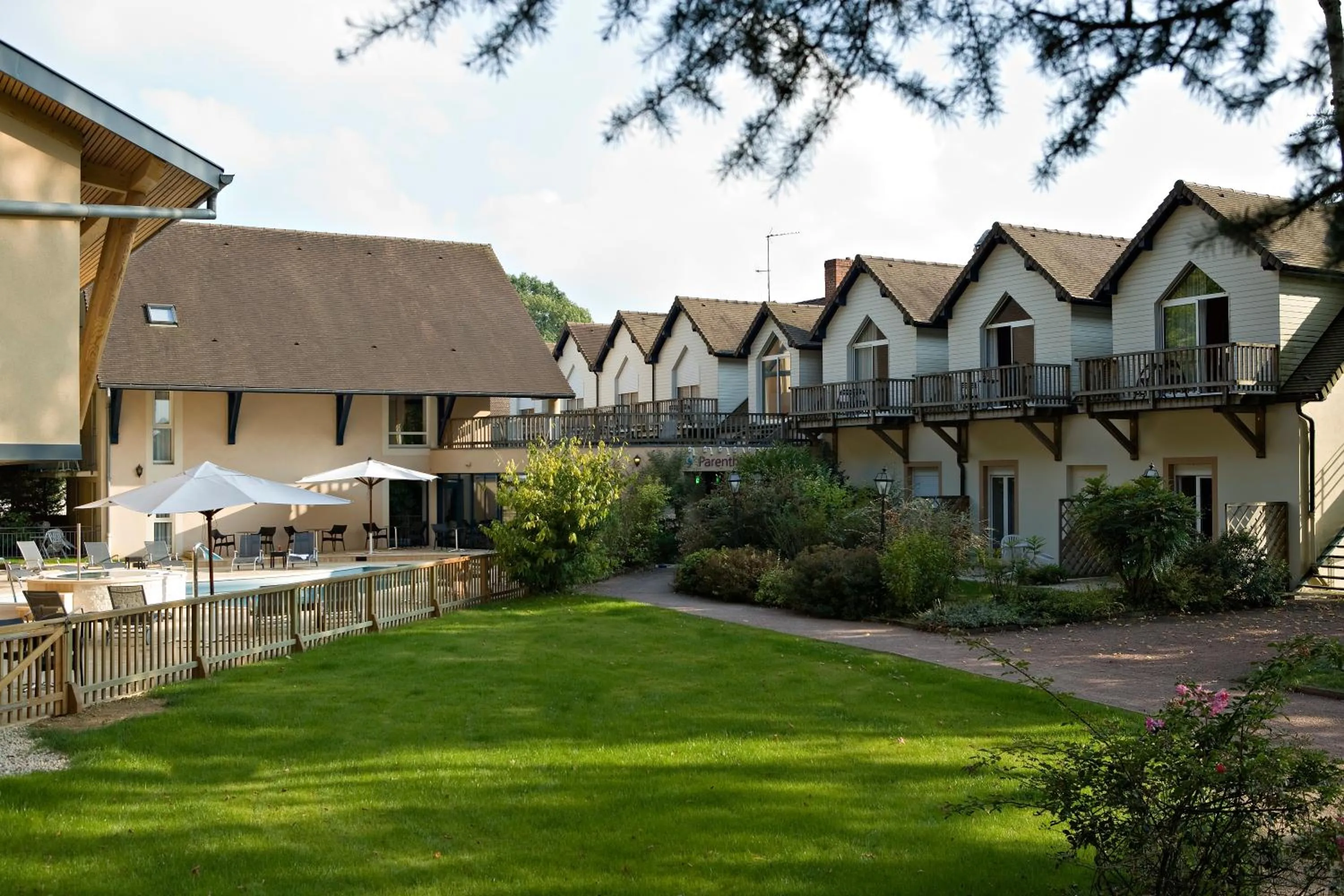Garden in Logis Hôtel Parenthèse, Restaurant & Spa