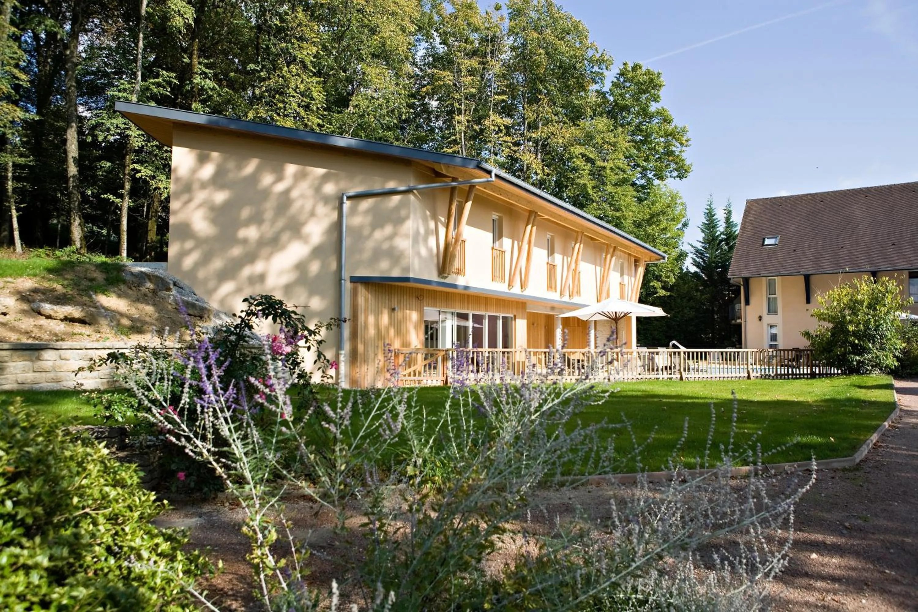 Property building in Logis Hôtel Parenthèse, Restaurant & Spa