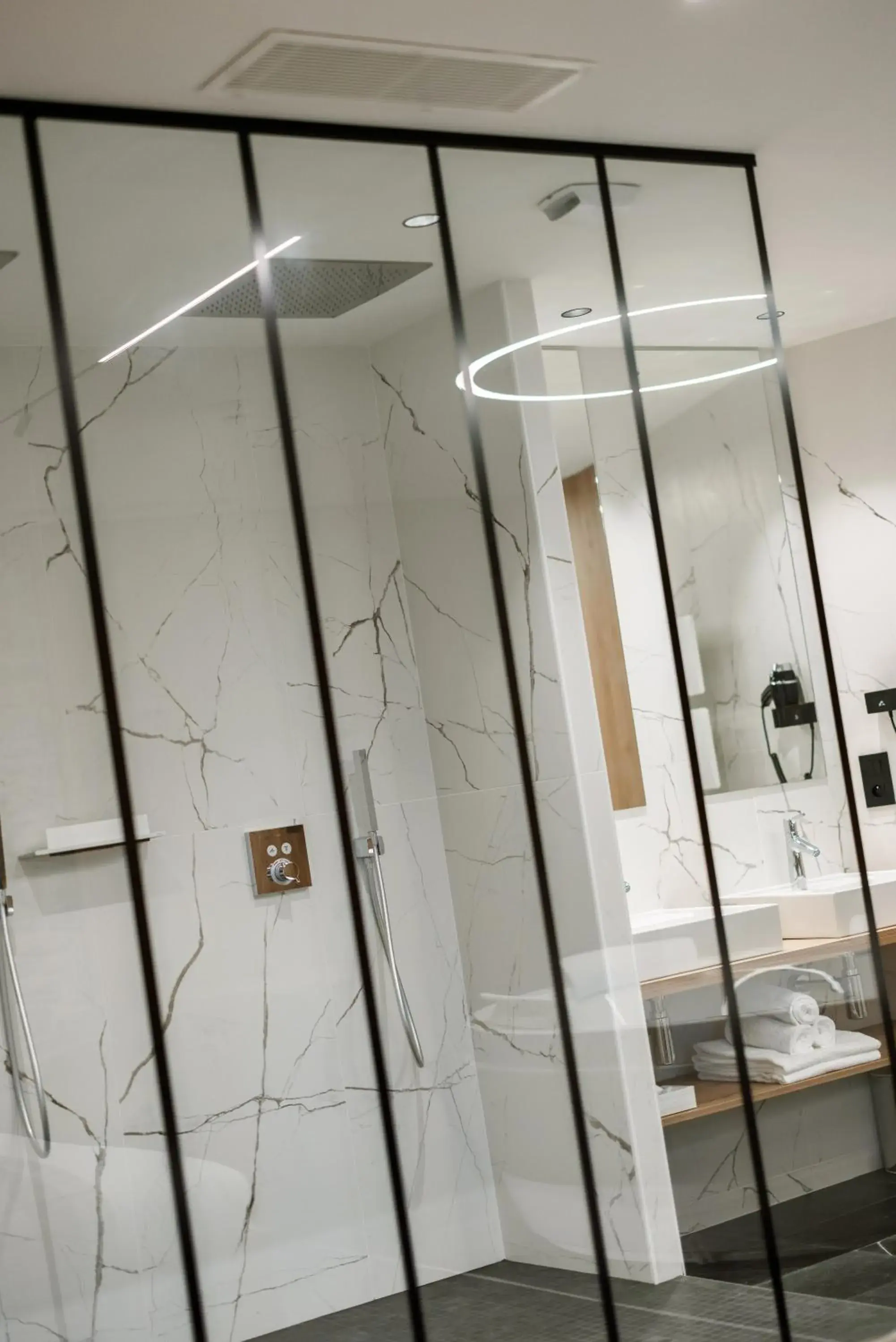 Deluxe Double Room with Bath in Logis Hôtel Parenthèse, Restaurant & Spa Deluxe Double Room with Bath in Logis Hôtel Parenthèse, Restaurant & Spa