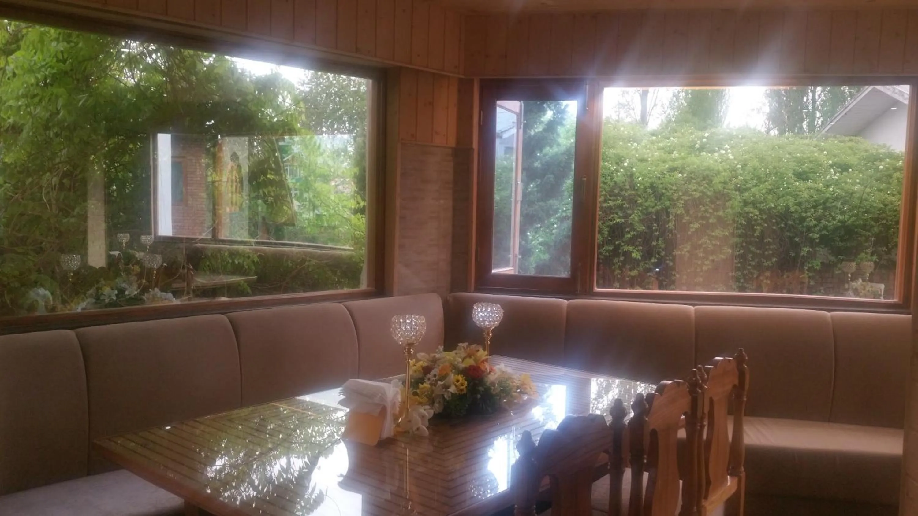 Restaurant/places to eat in Hotel Mirage