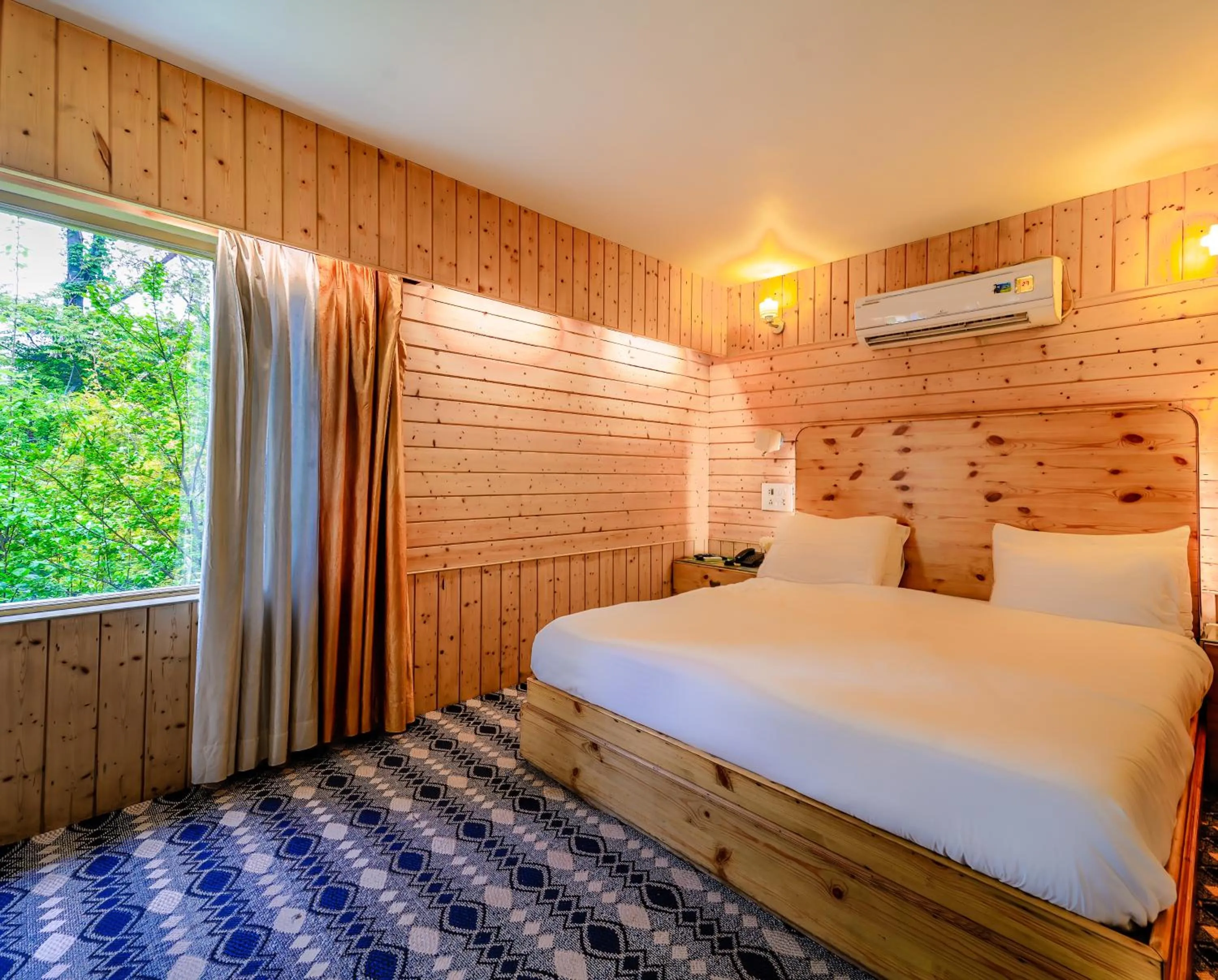 Restaurant/places to eat, Bed in Hotel Mirage