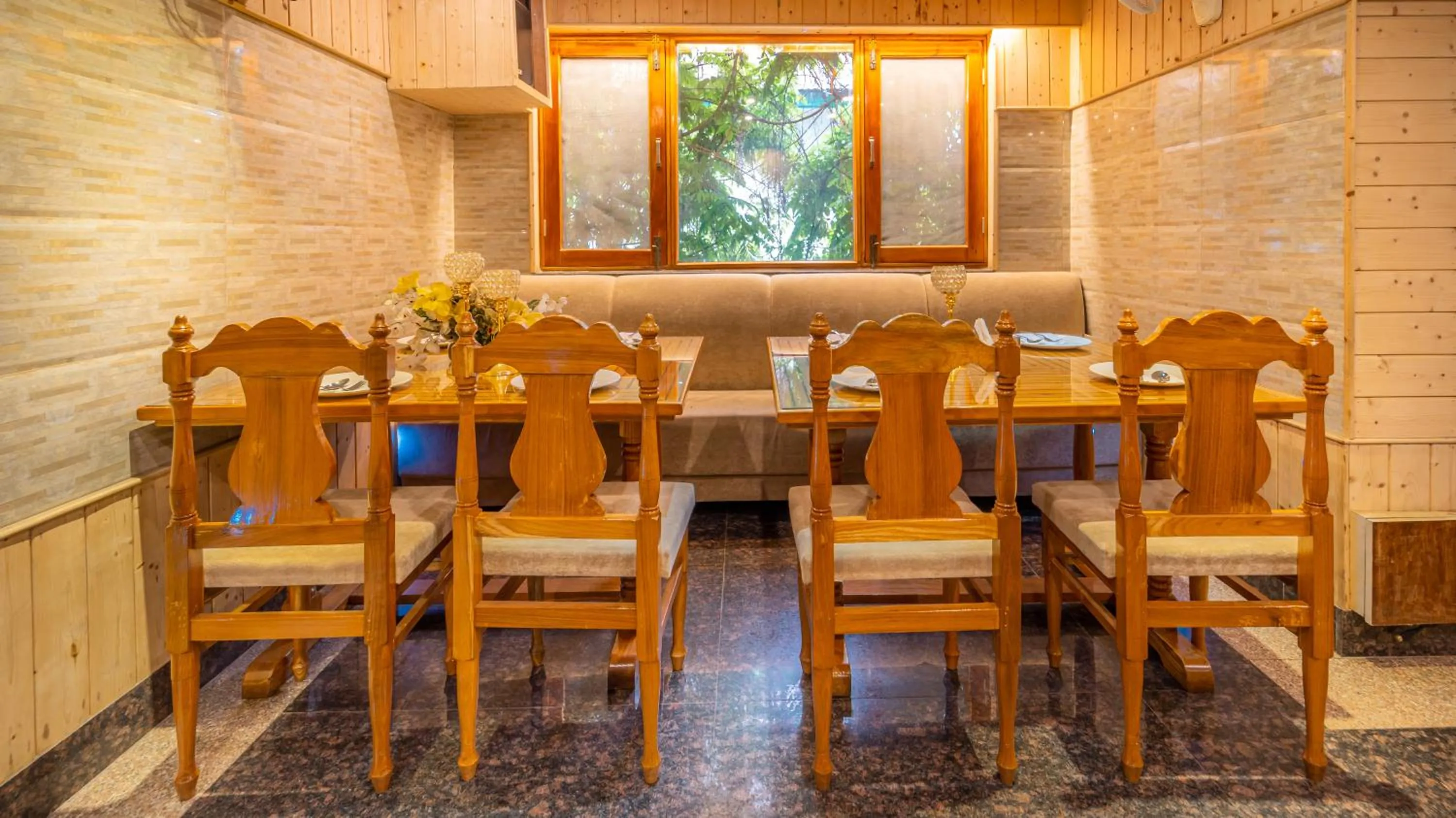 Restaurant/places to eat in Hotel Mirage