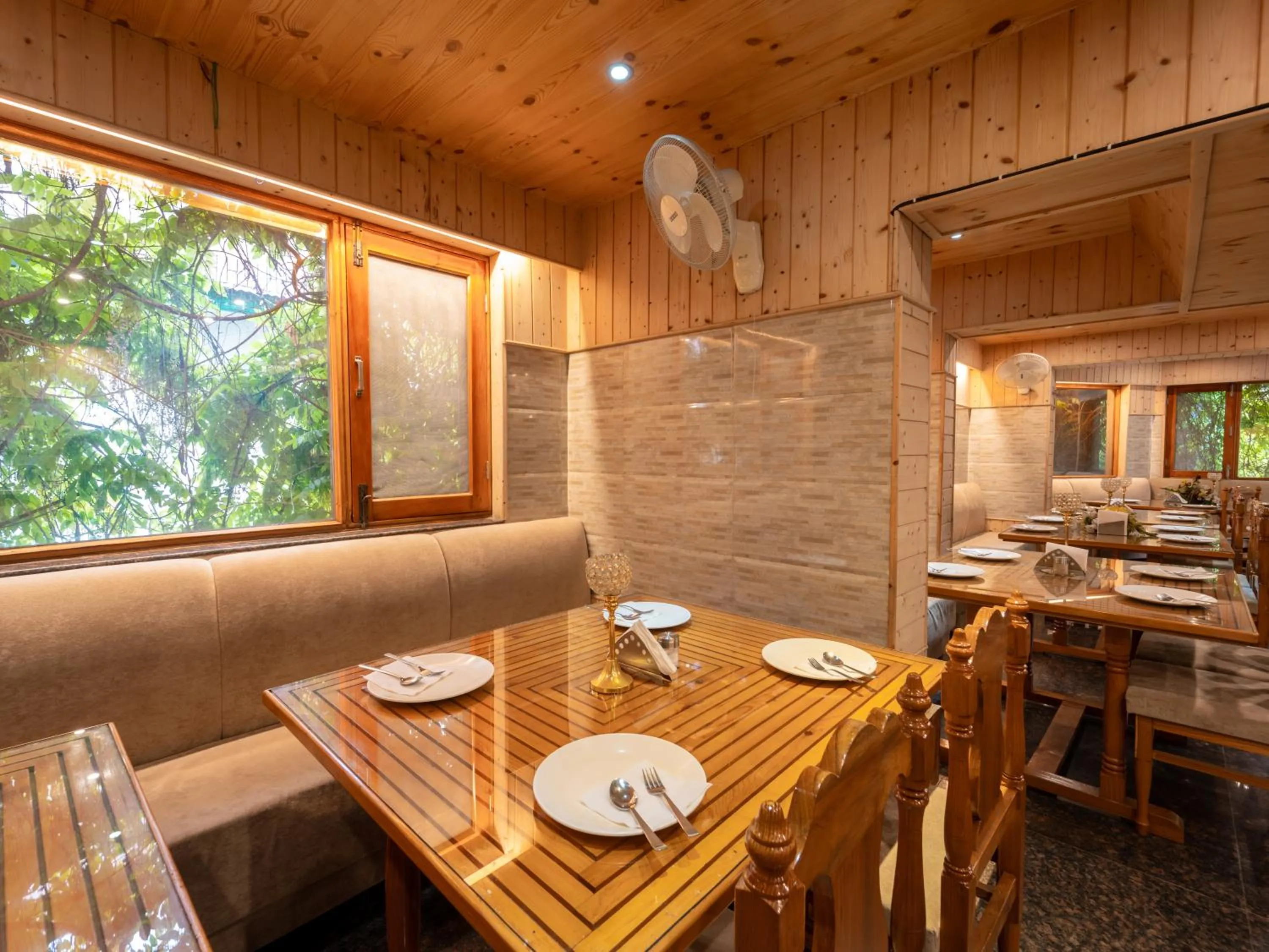 Restaurant/places to eat in Hotel Mirage