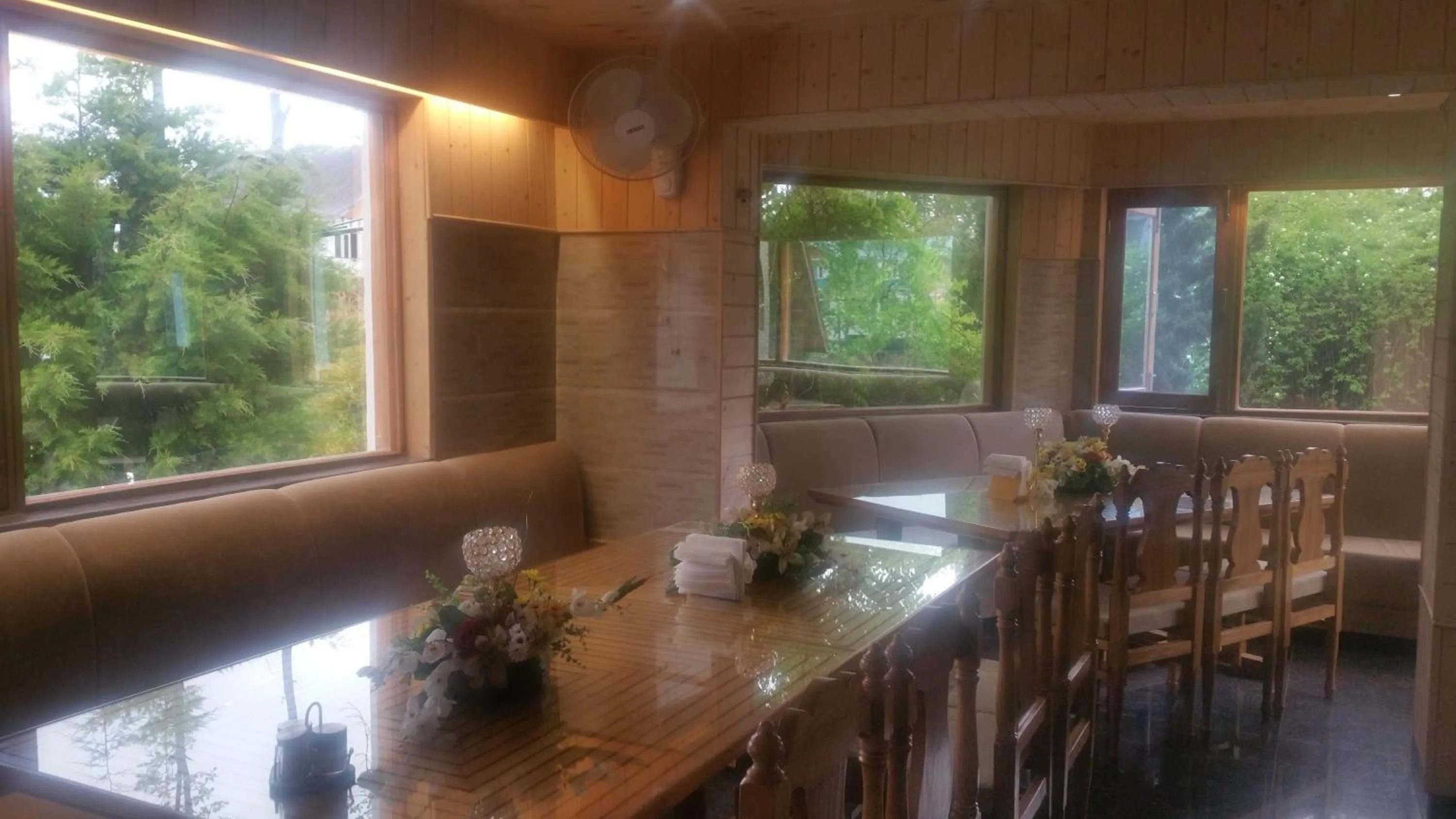 Restaurant/places to eat in Hotel Mirage