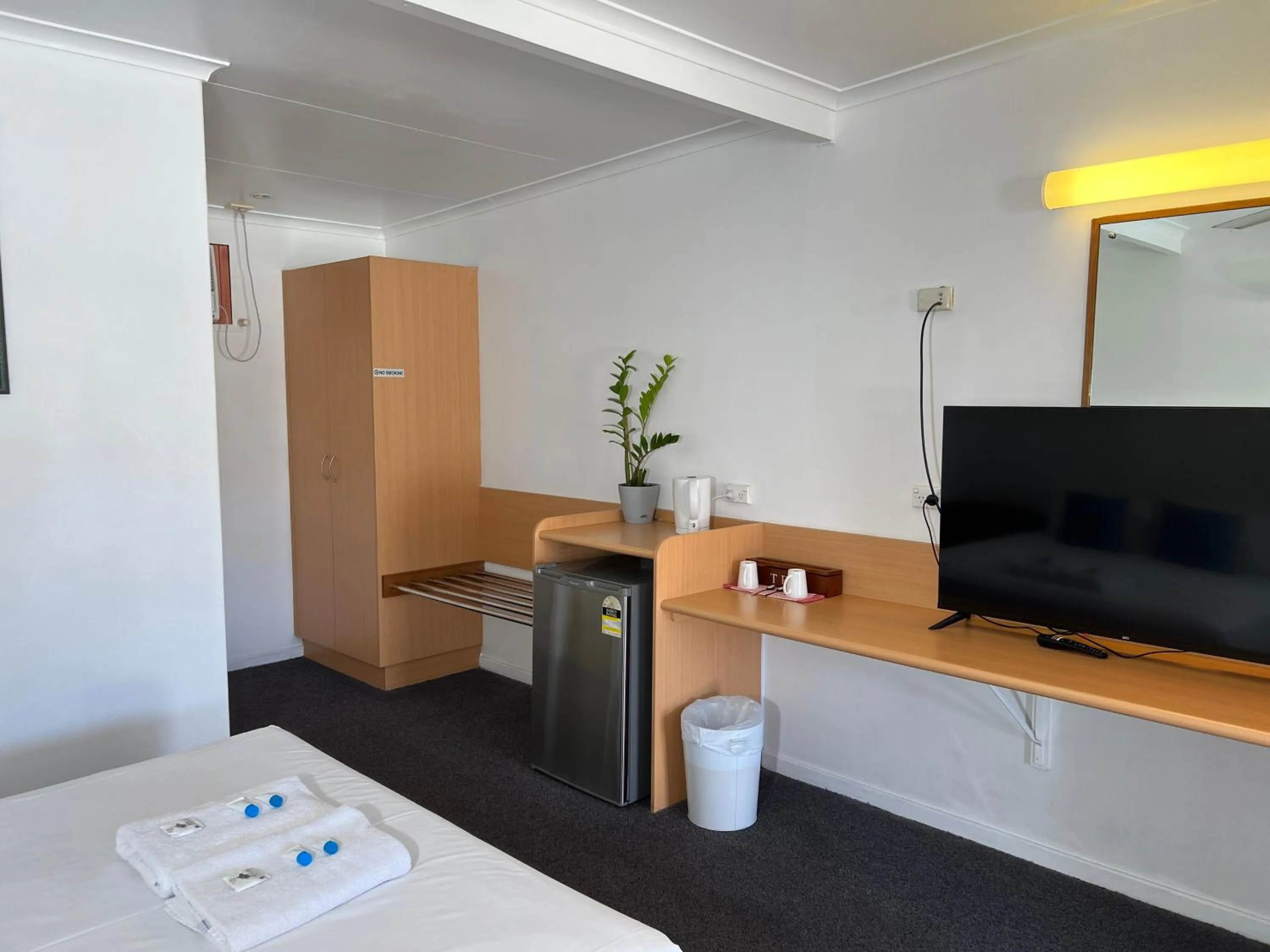 Shell Motel (Pearly Shell Motel)