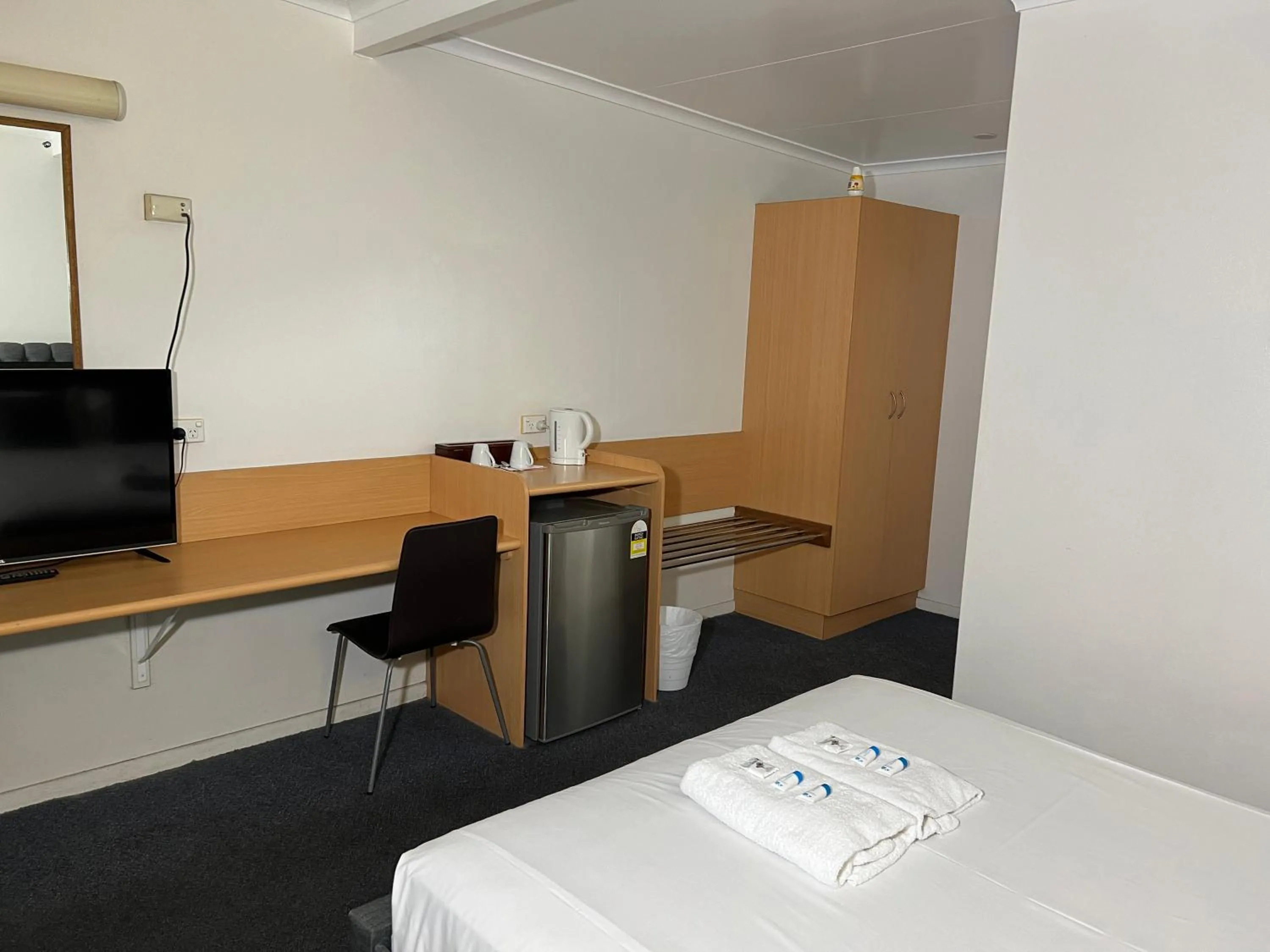 Shell Motel (Pearly Shell Motel)