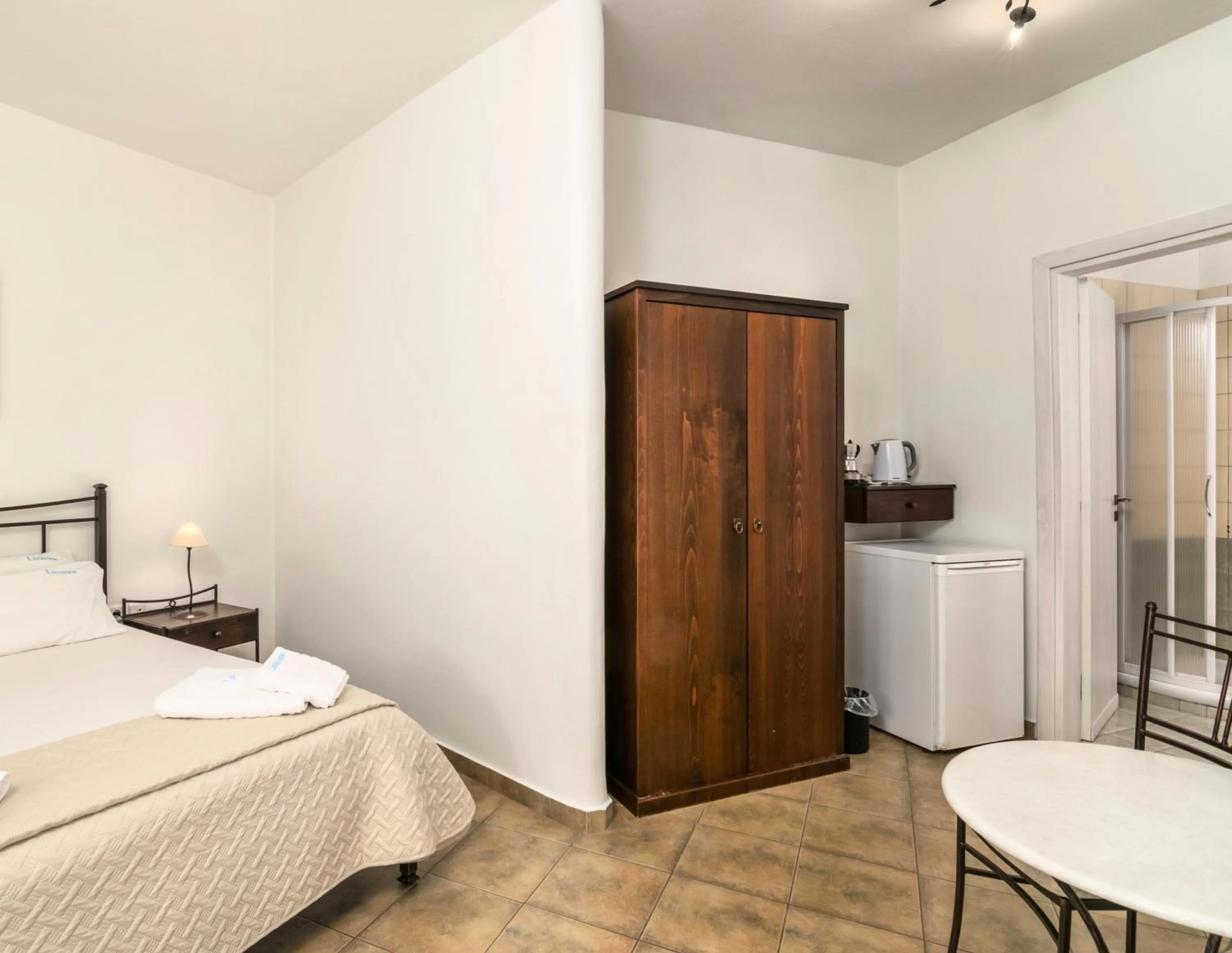 wardrobe, Bed in Livanios Studios