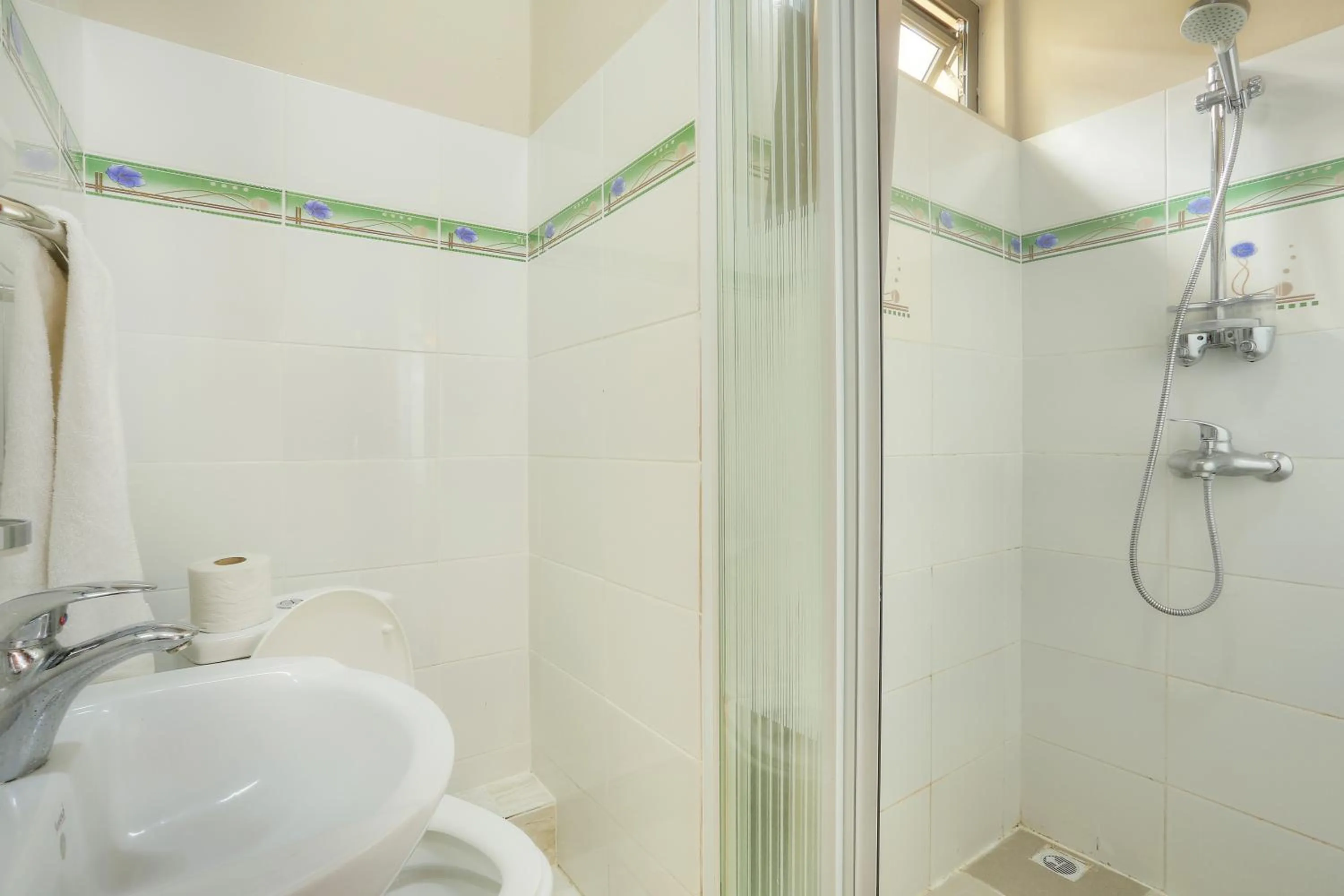 Shower in L'Oiseau de L'Ocean Tourist Residence