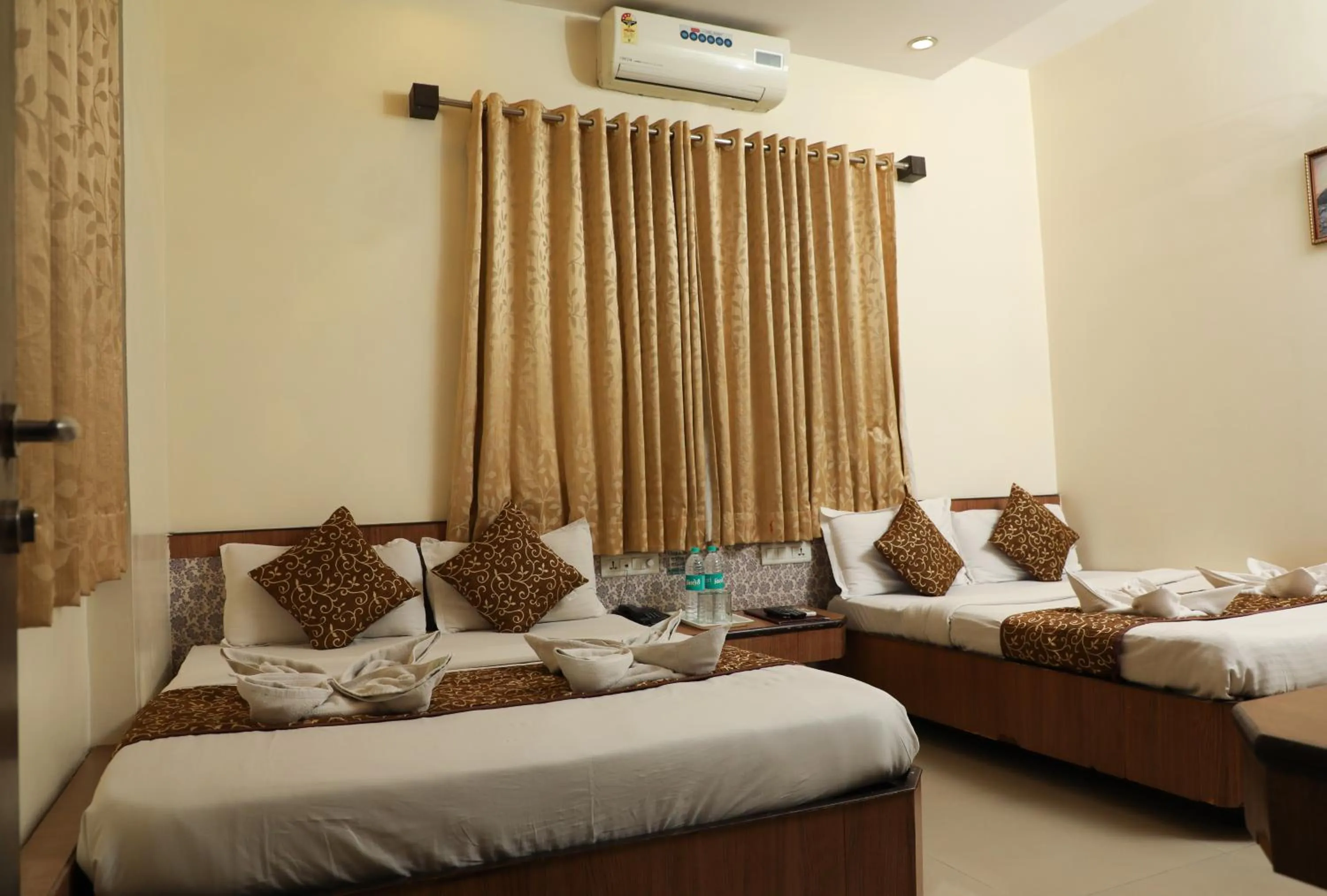 Bed in Hotel Sai Grand Castle Inn