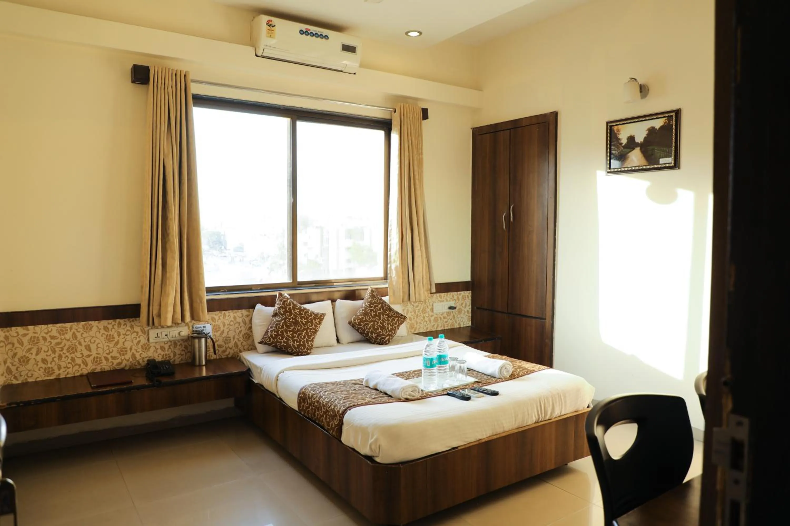 Bed in Hotel Sai Grand Castle Inn